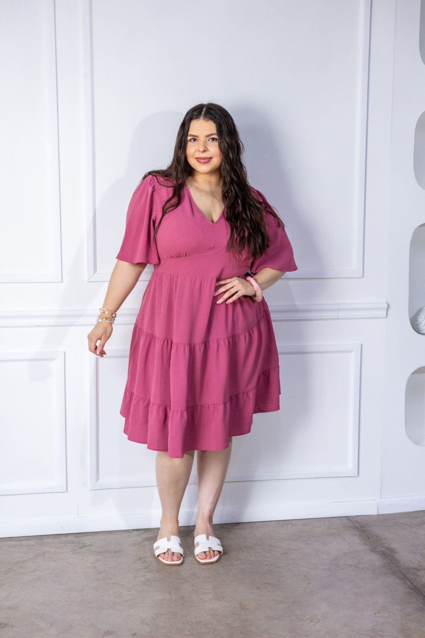 Vestido Curvy Corto con Holanes Cascada Manga Globo Rosa Fucsia