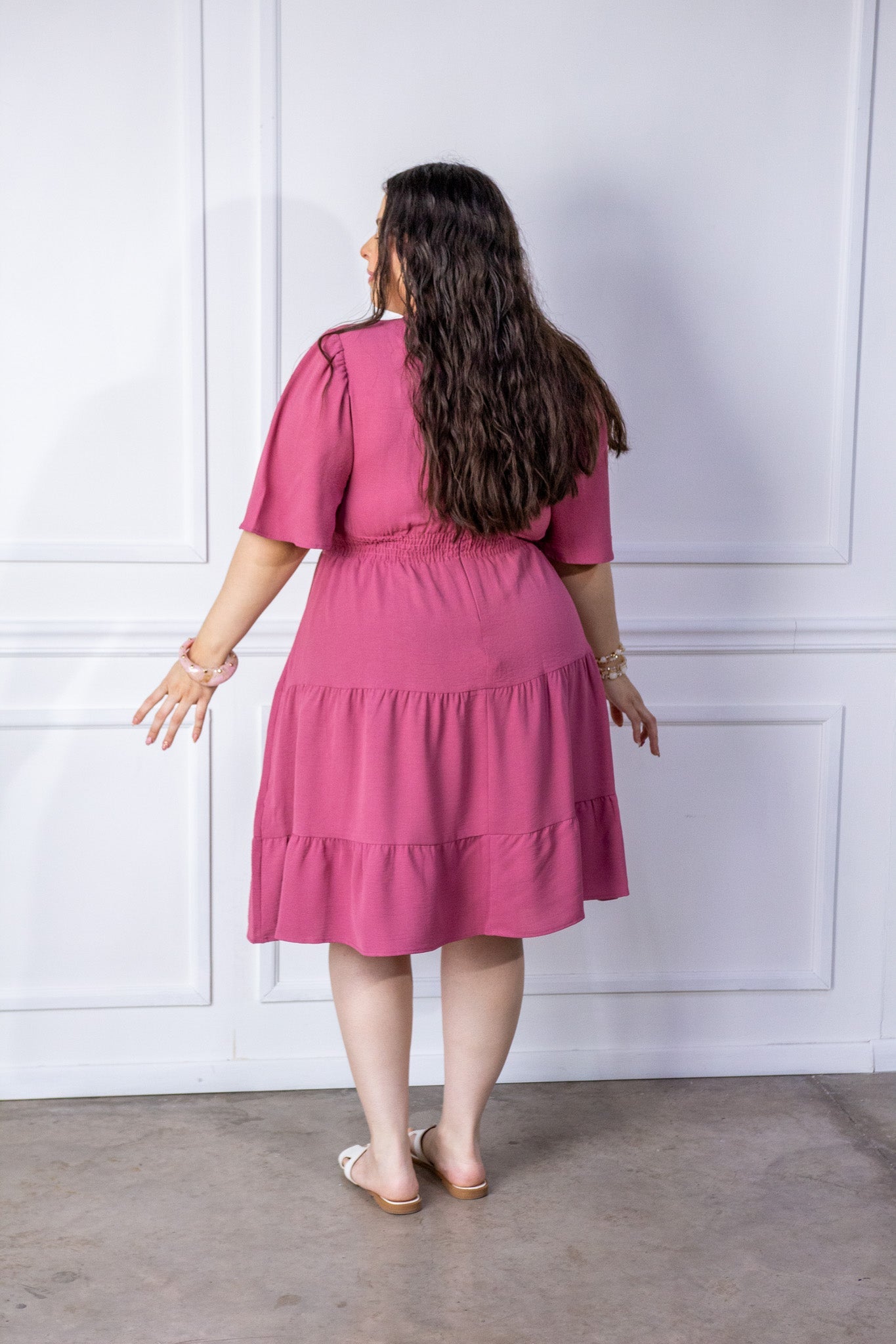 Vestido Curvy Corto con Holanes Cascada Manga Globo Rosa Fucsia
