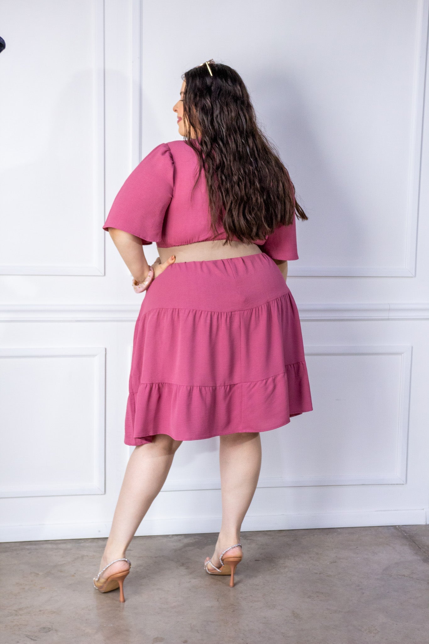 Vestido Curvy Corto con Holanes Cascada Manga Globo Rosa Fucsia