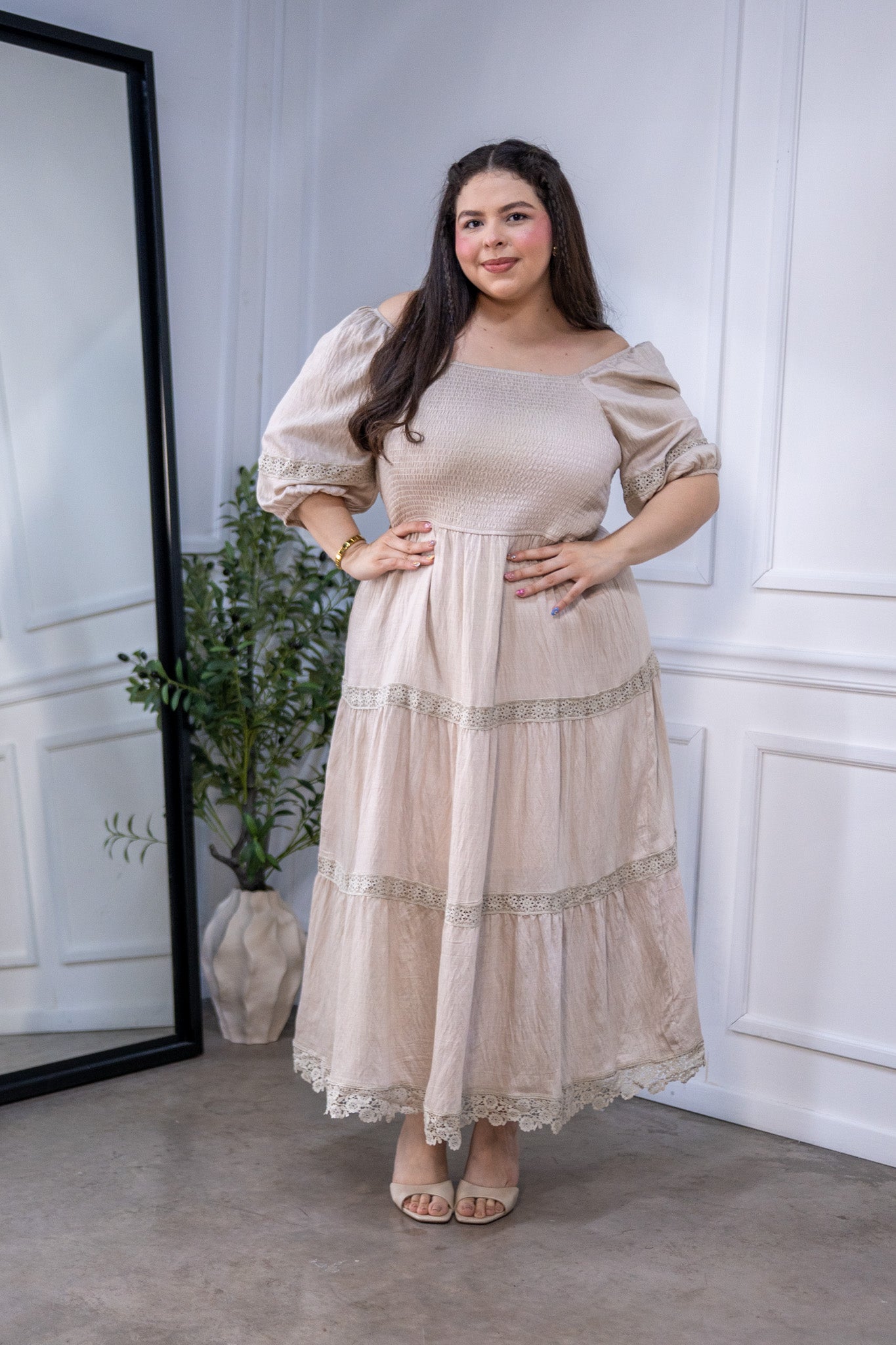 Maxi Vestido Curvy Escote Cuadrado Resorte Manga Abullonada Beige