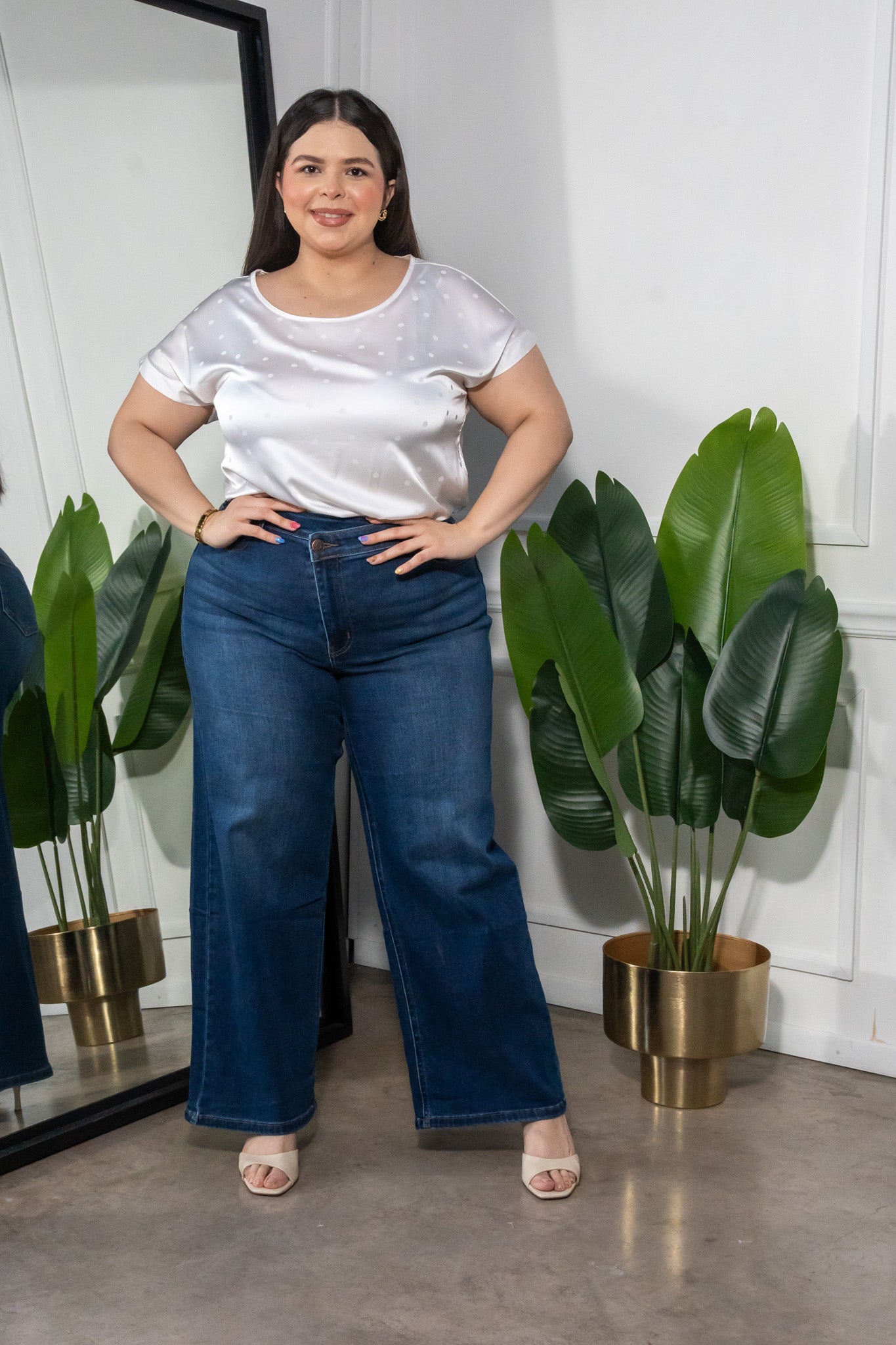 Modelo curvy usando Blusa Curvy Satin Polka Dots Ivory, talla extra plus size