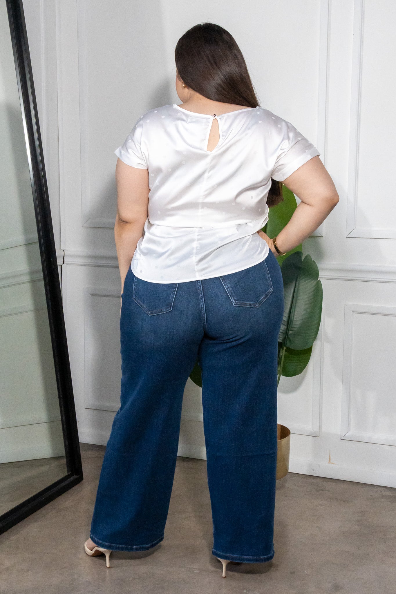 Modelo curvy usando Blusa Curvy Satin Polka Dots Ivory, talla extra plus size