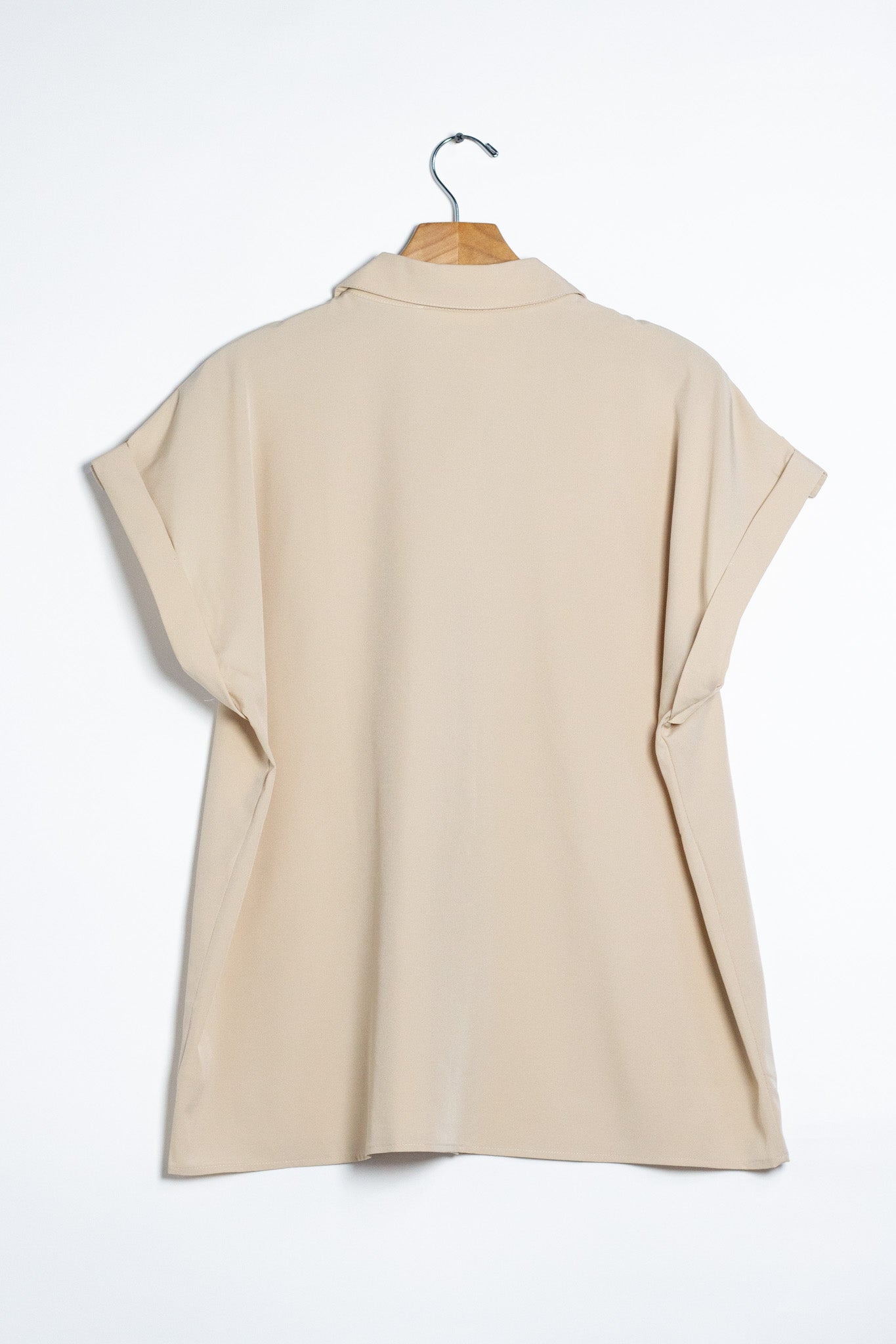 Camisa Curvy Lisa con Bolsa Beige - detalle