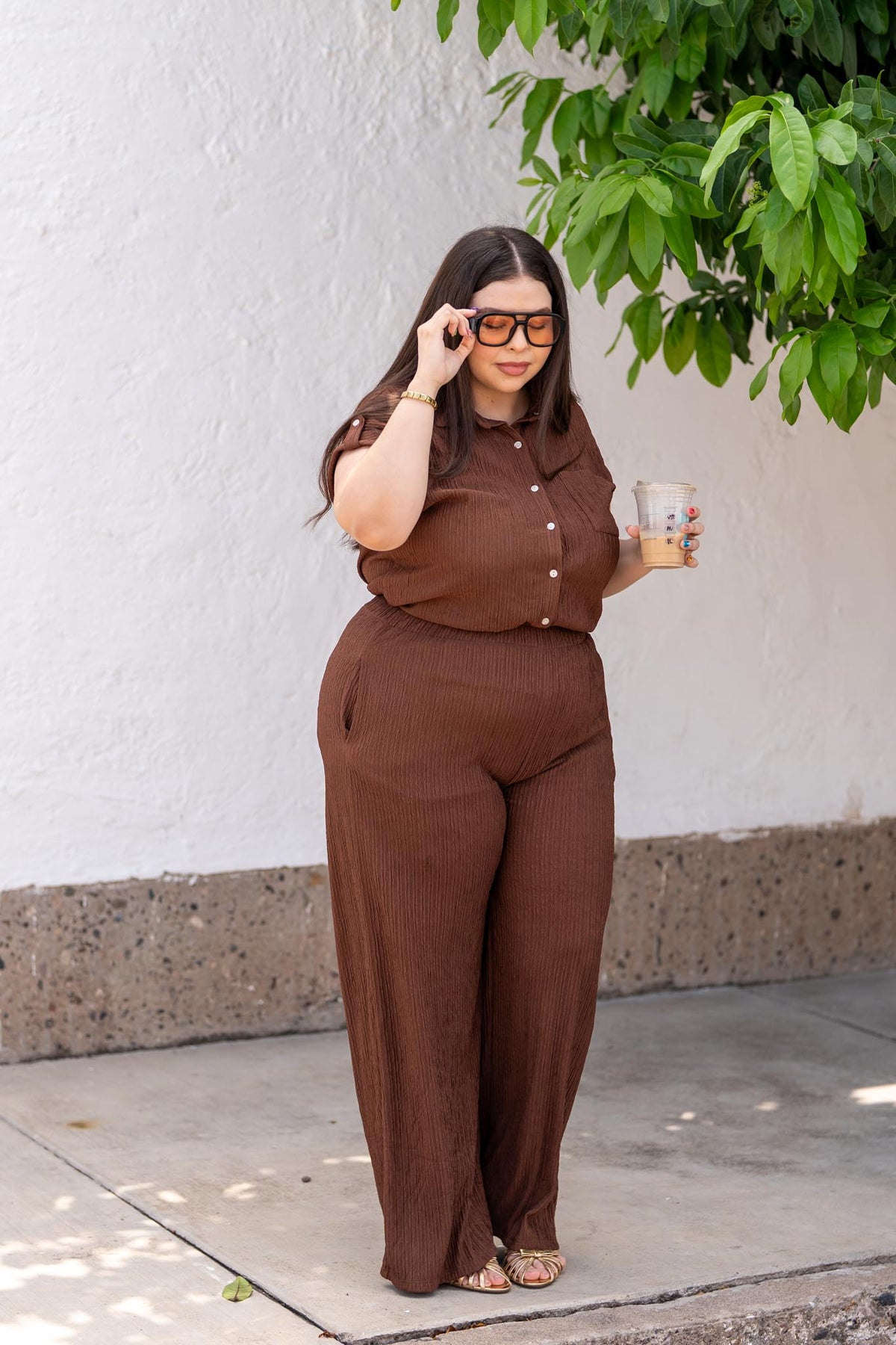 Set Camisa Cropped y Pantalón Textura Curvy Moka