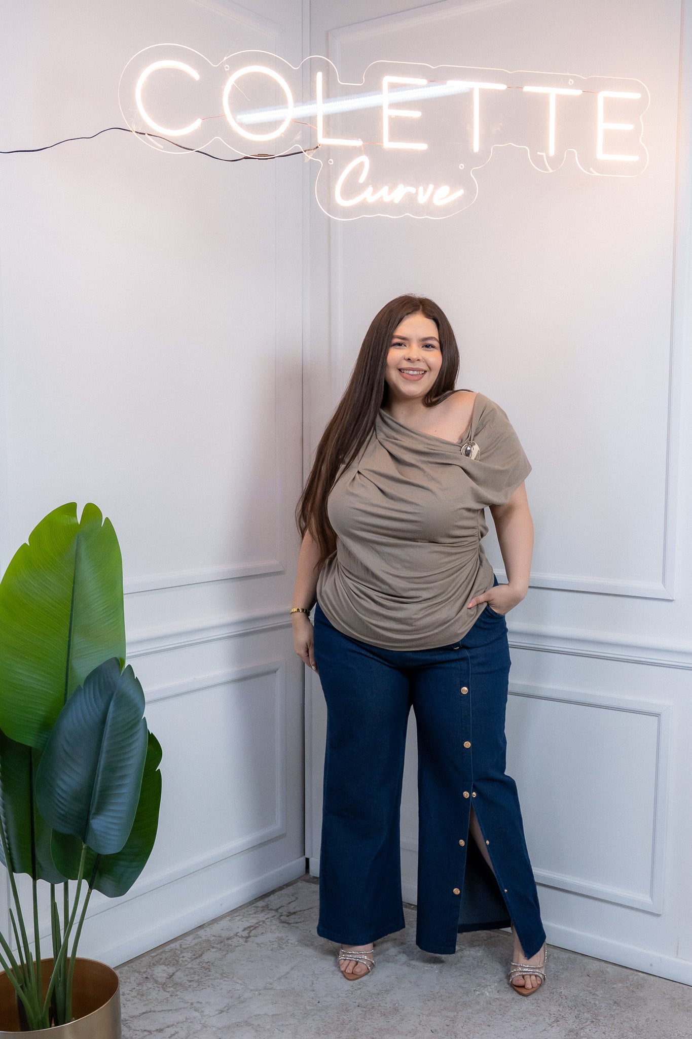 Pantalón Curvy Mezclilla Fluida con Botones Dorados Chic