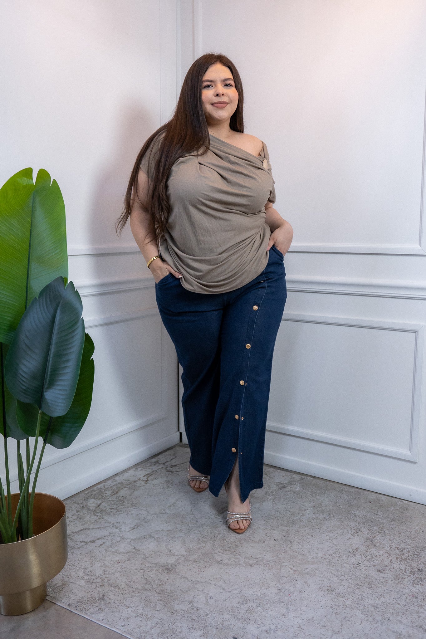 Pantalón Curvy Mezclilla Fluida con Botones Dorados Chic