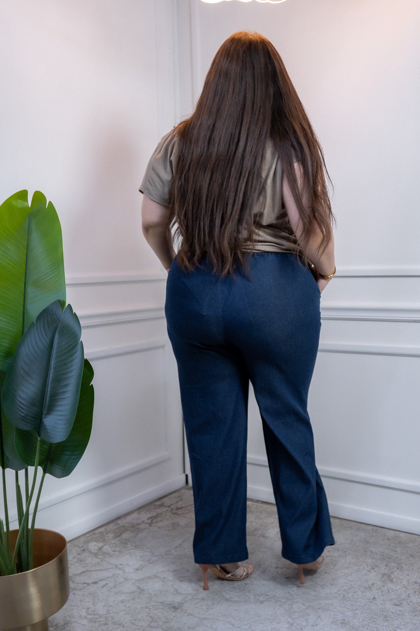 Pantalón Curvy Mezclilla Fluida con Botones Dorados Chic