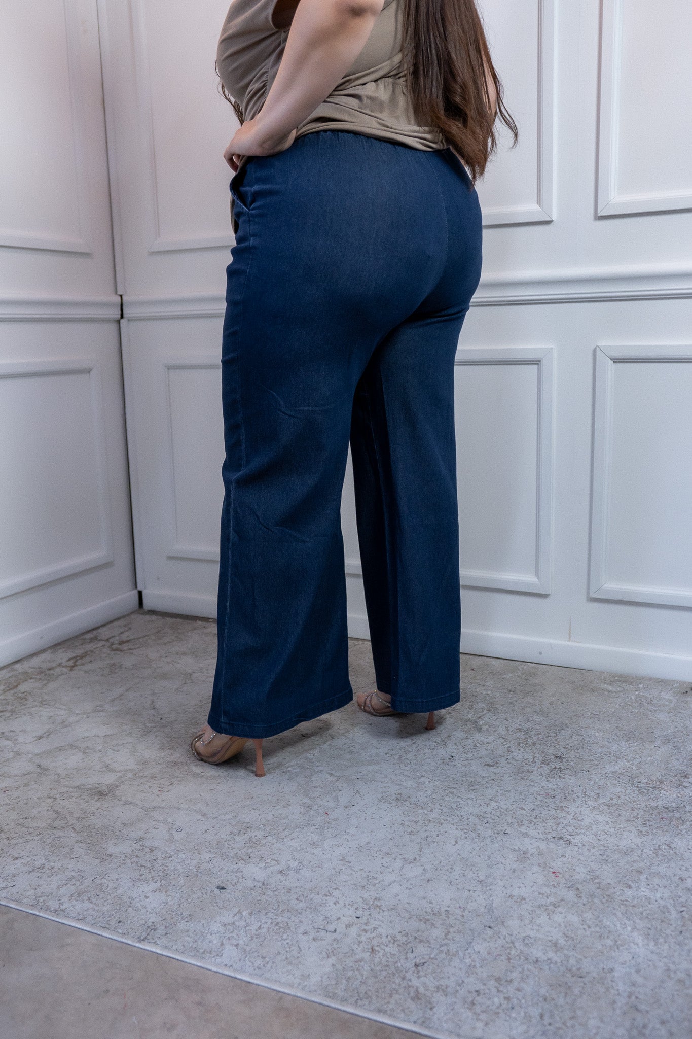 Pantalón Curvy Mezclilla Fluida con Botones Dorados Chic