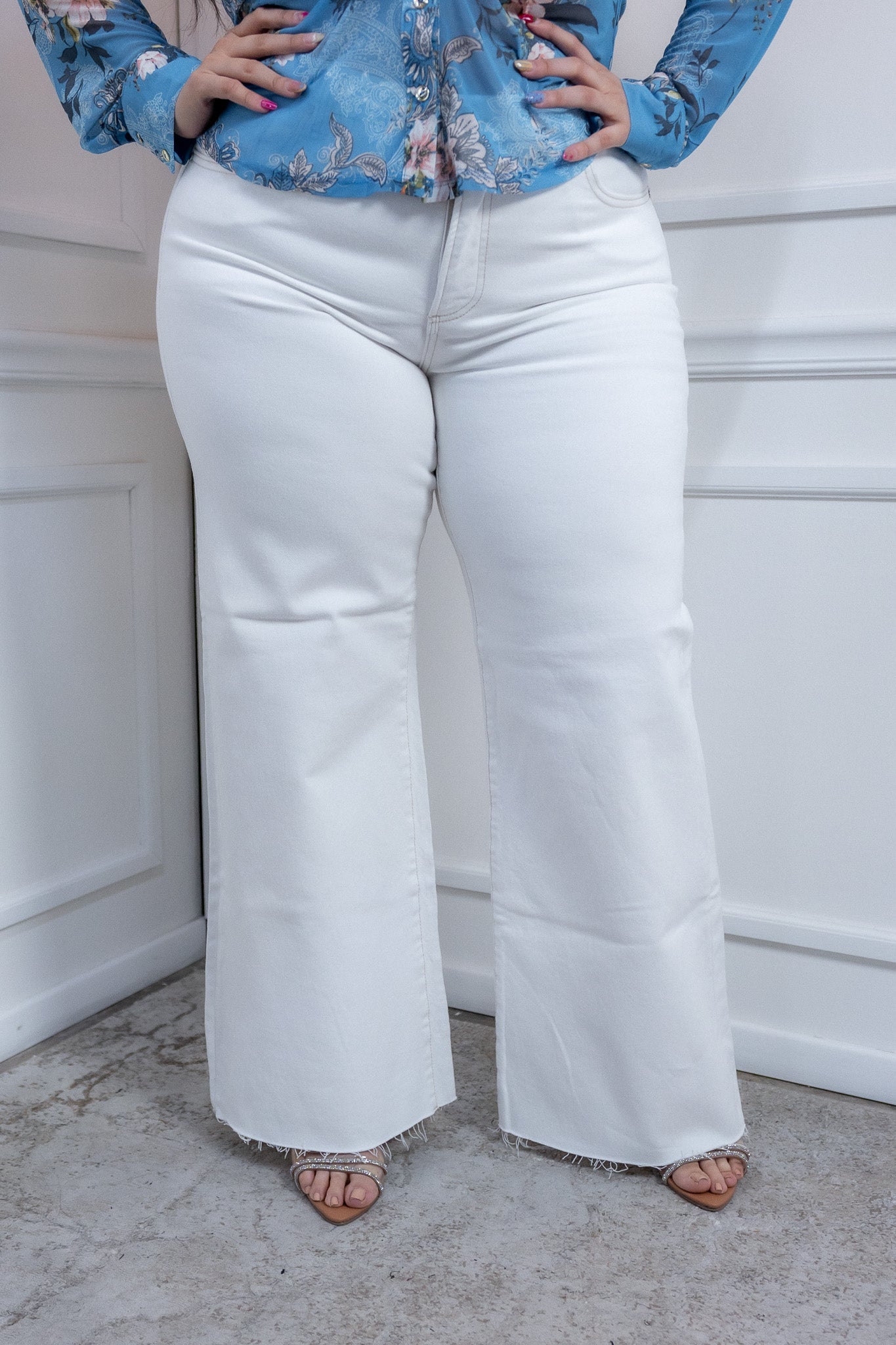 Modelo curvy usando jeans acampanados con cintura alta y stretch, talla extra plus size