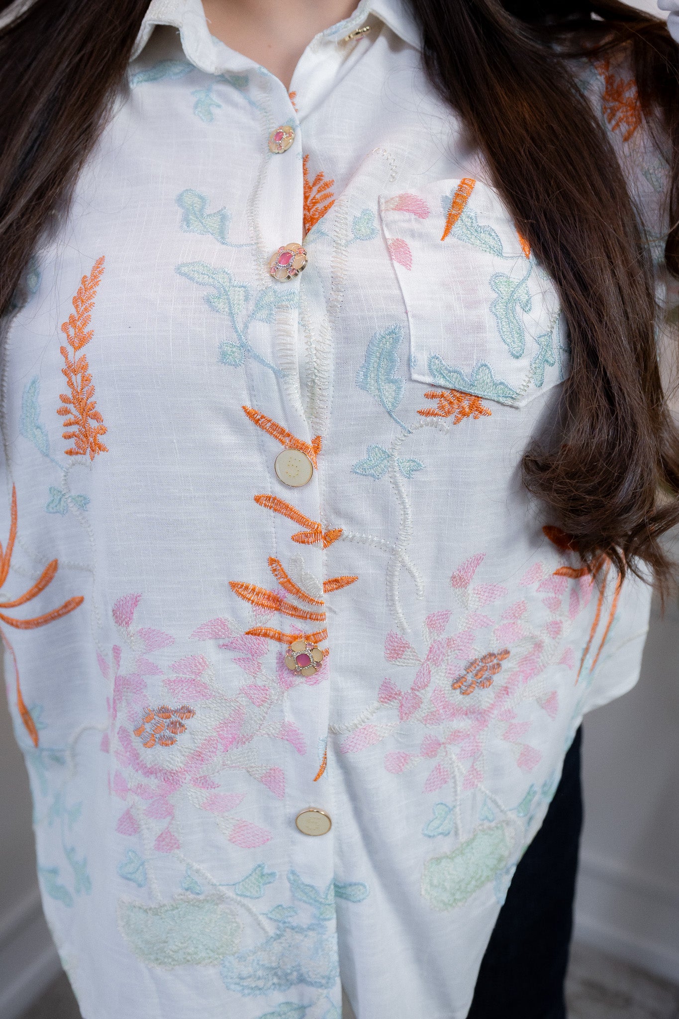 Camisa Curvy Bordada Floral Blanca Ajuste Favorecedor