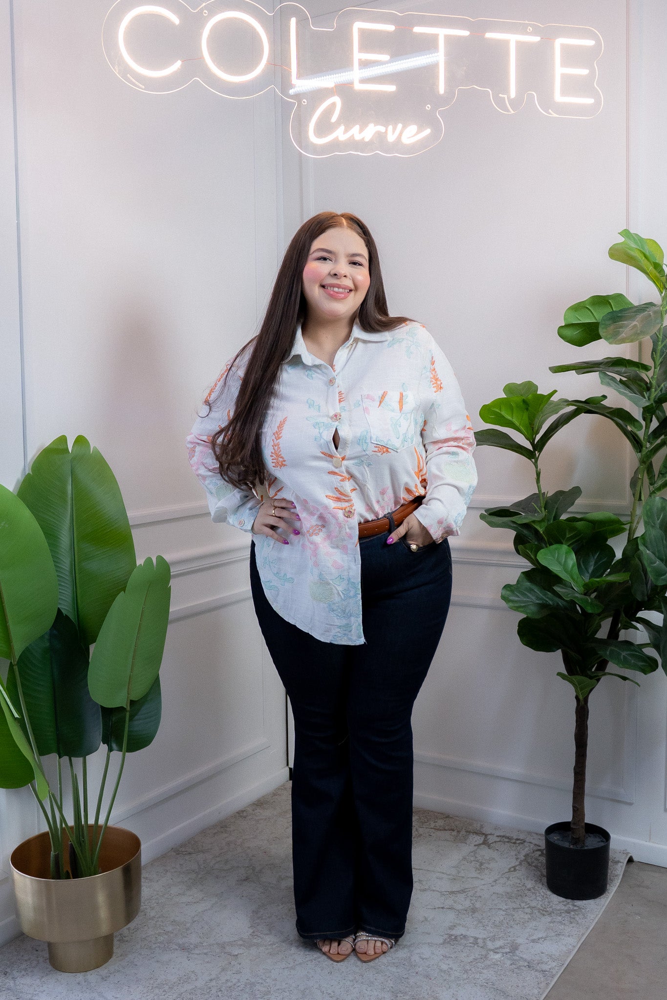 Camisa Curvy Bordada Floral Blanca Ajuste Favorecedor