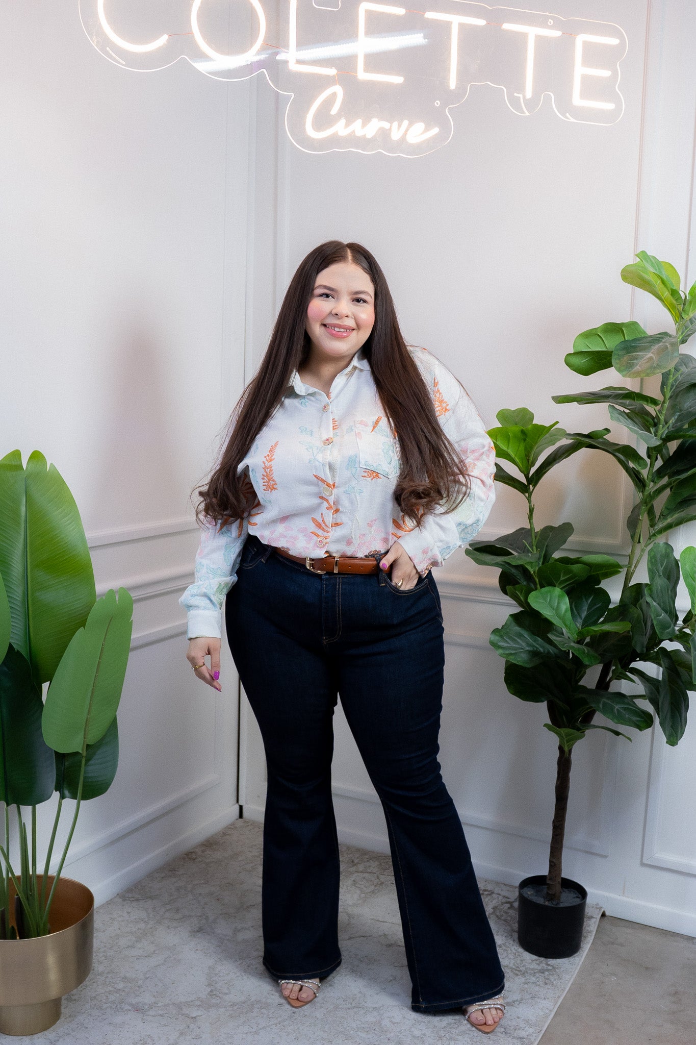 Camisa Curvy Bordada Floral Blanca Ajuste Favorecedor