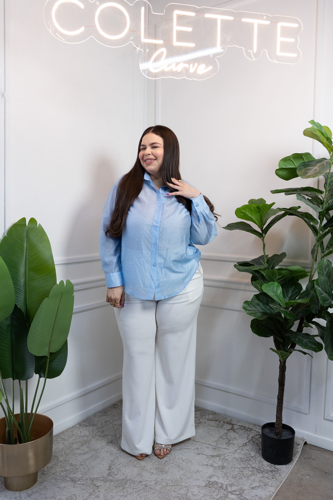 Camisa Curvy Azul con Destellos Sutiles Manga Larga Versátil