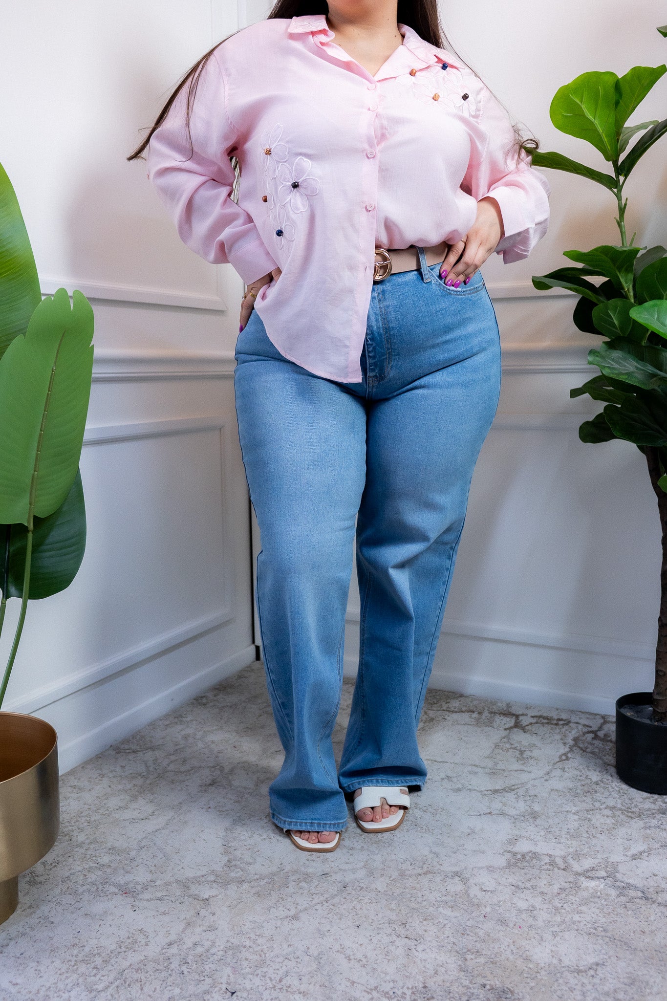 Modelo curvy usando jeans wide leg claros que estilizan la figura, talla extra plus size