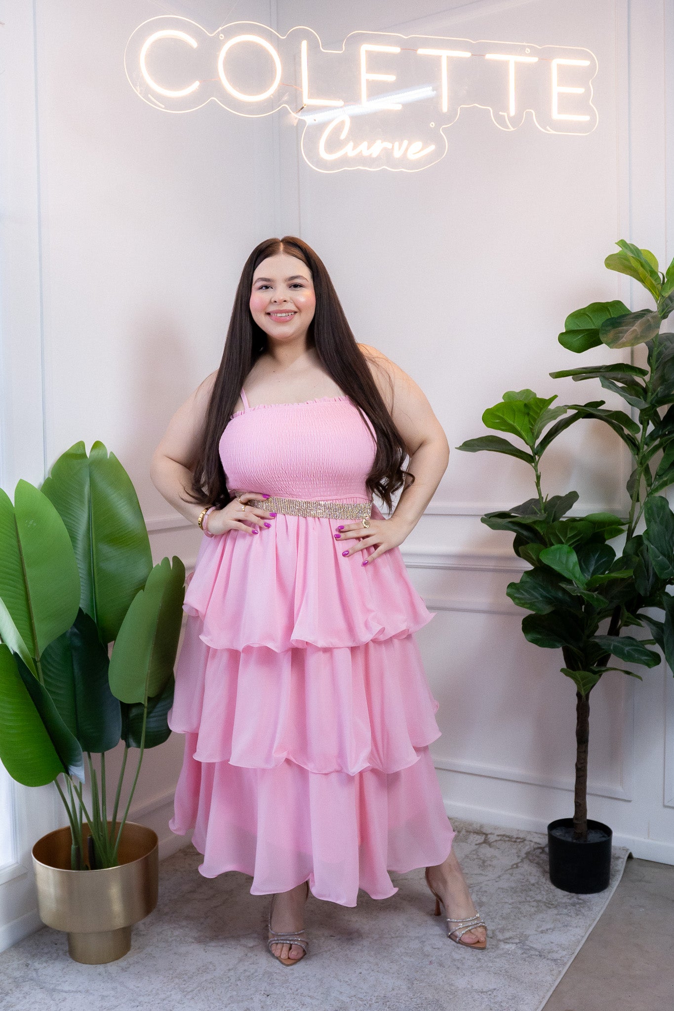 Modelo curvy usando vestido de gasa rosa con holanes, busto y cintura elásticos, talla extra plus size