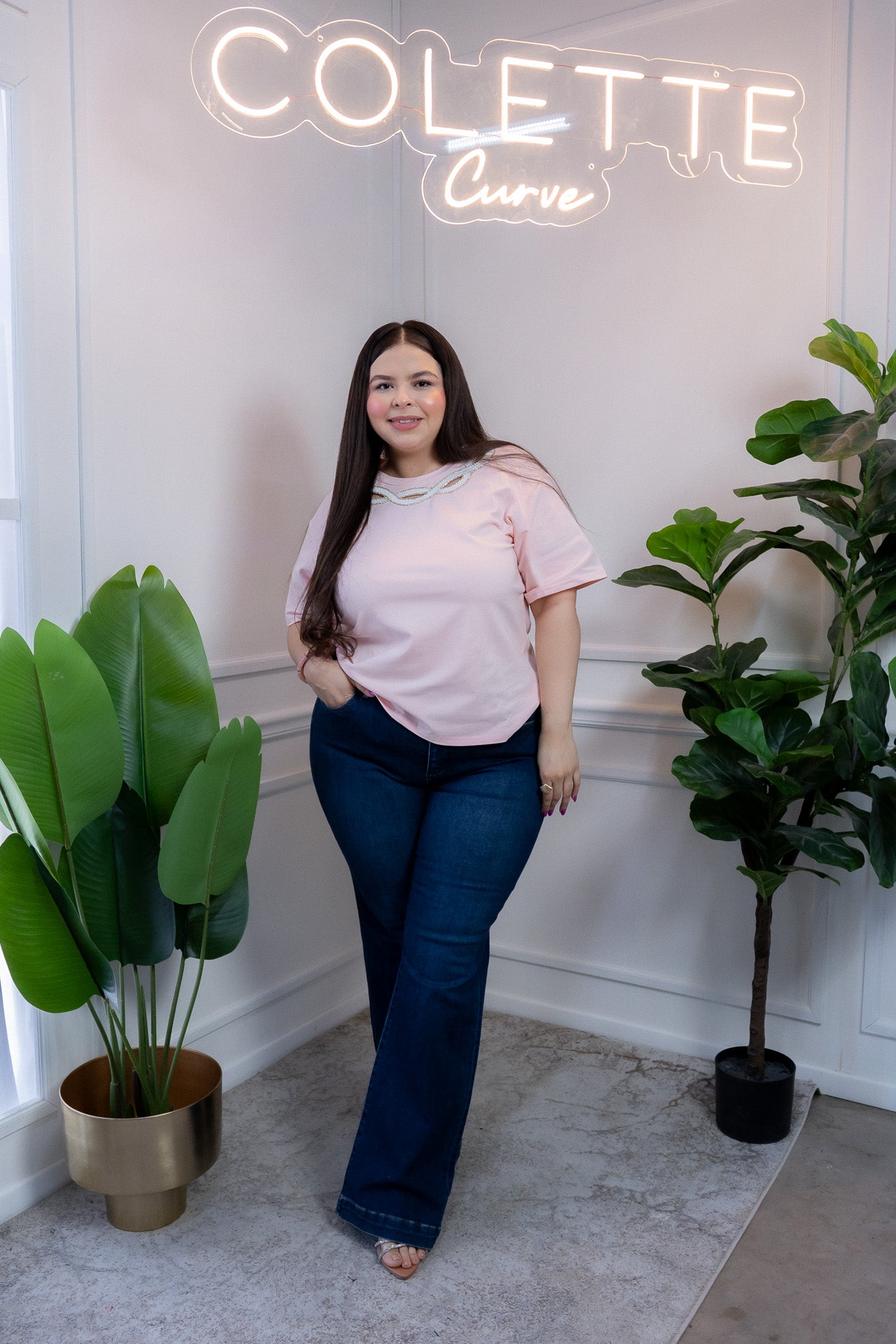 Blusa Curvy Rosa con Aplicación Piedras Cuello Favorecedora