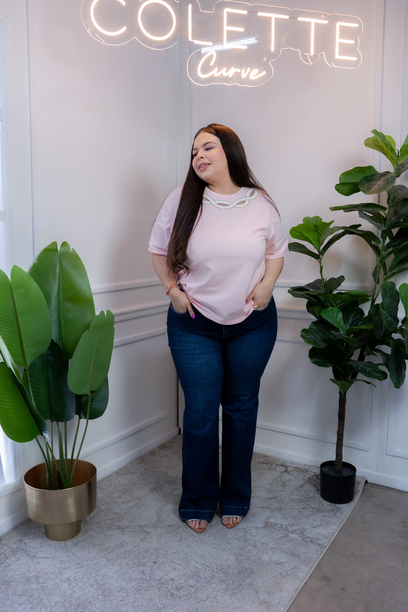 Blusa Curvy Rosa con Aplicación Piedras Cuello Favorecedora