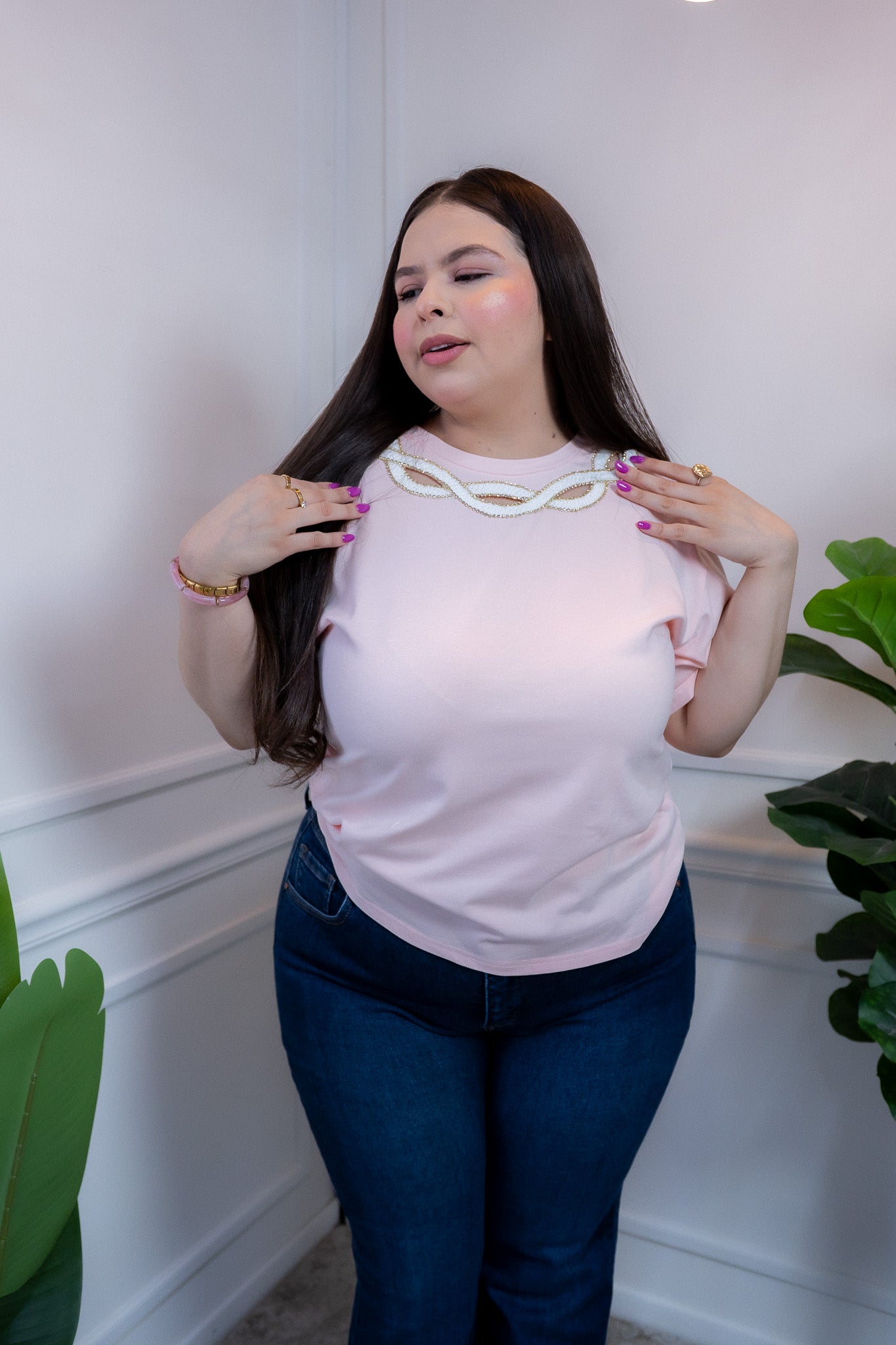 Blusa Curvy Rosa con Aplicación Piedras Cuello Favorecedora