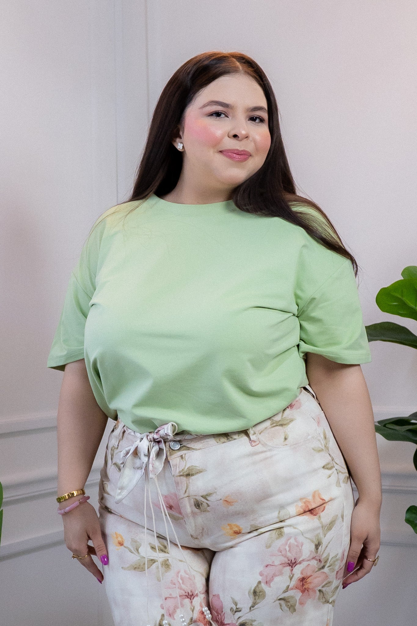 Modelo curvy usando playera oversize de algodón stretch en color verde menta, talla extra plus size