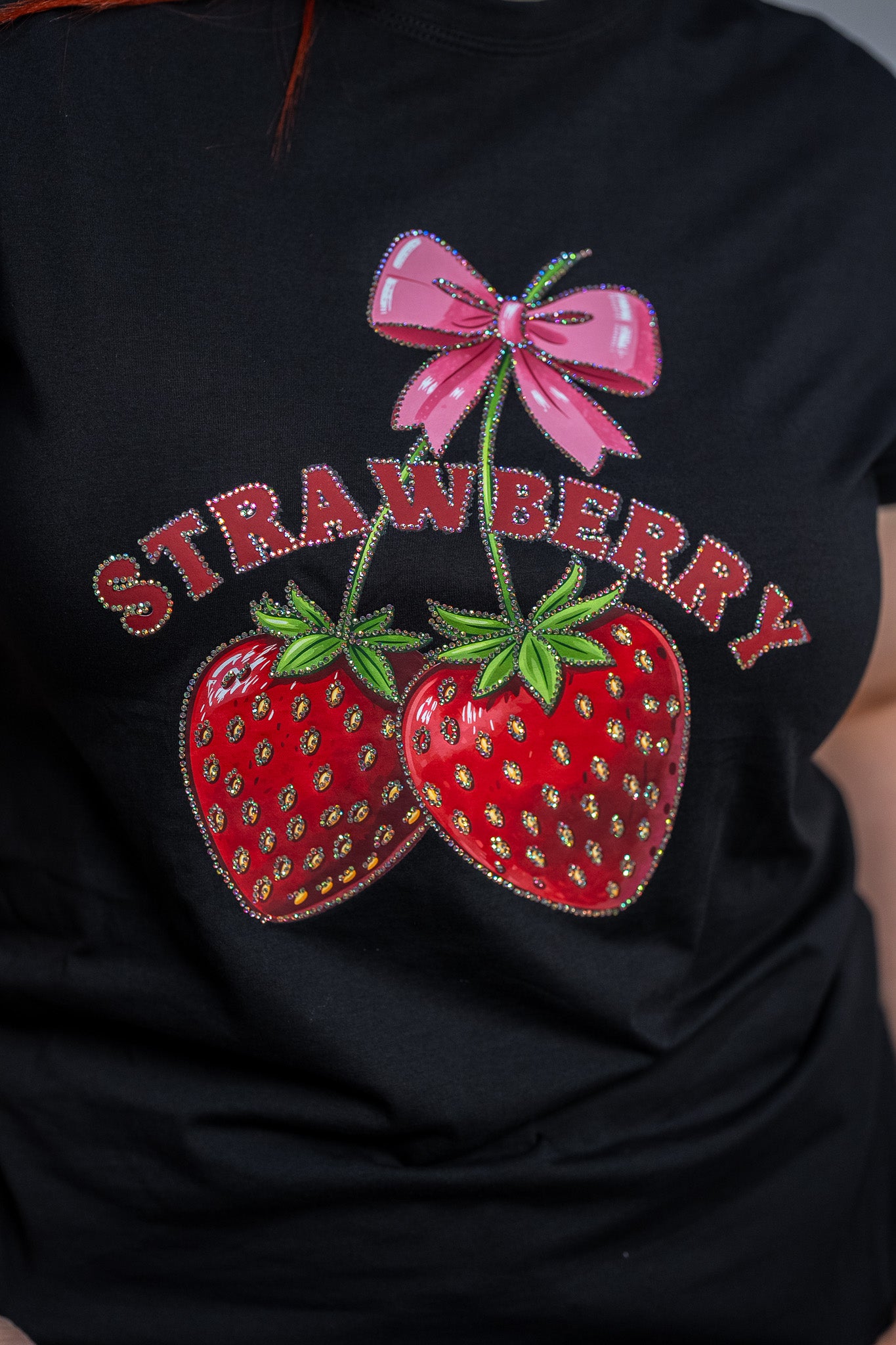 Playera Curvy Negra con Aplicación de Fresas en Pedrería