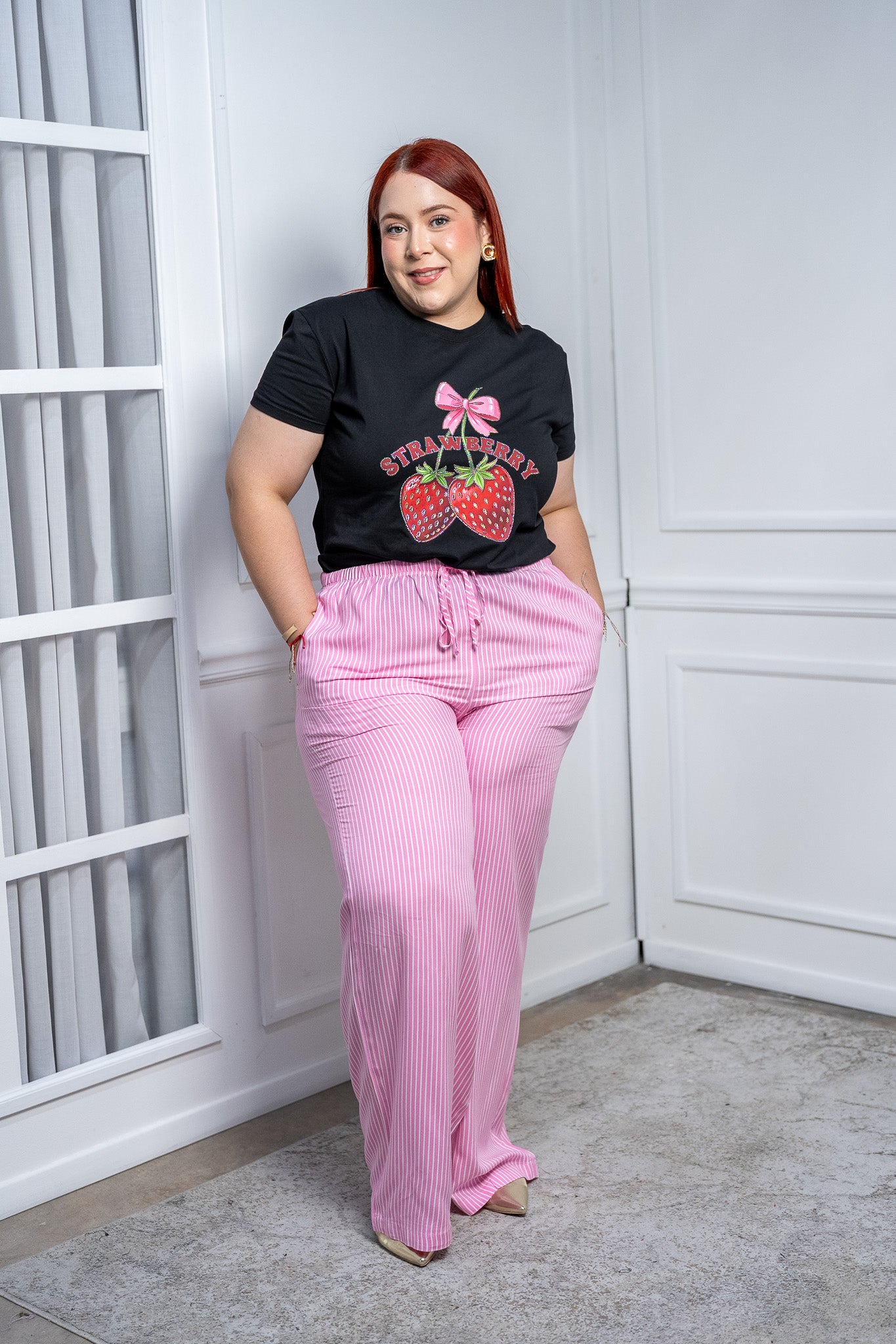 Playera Curvy Negra con Aplicación de Fresas en Pedrería