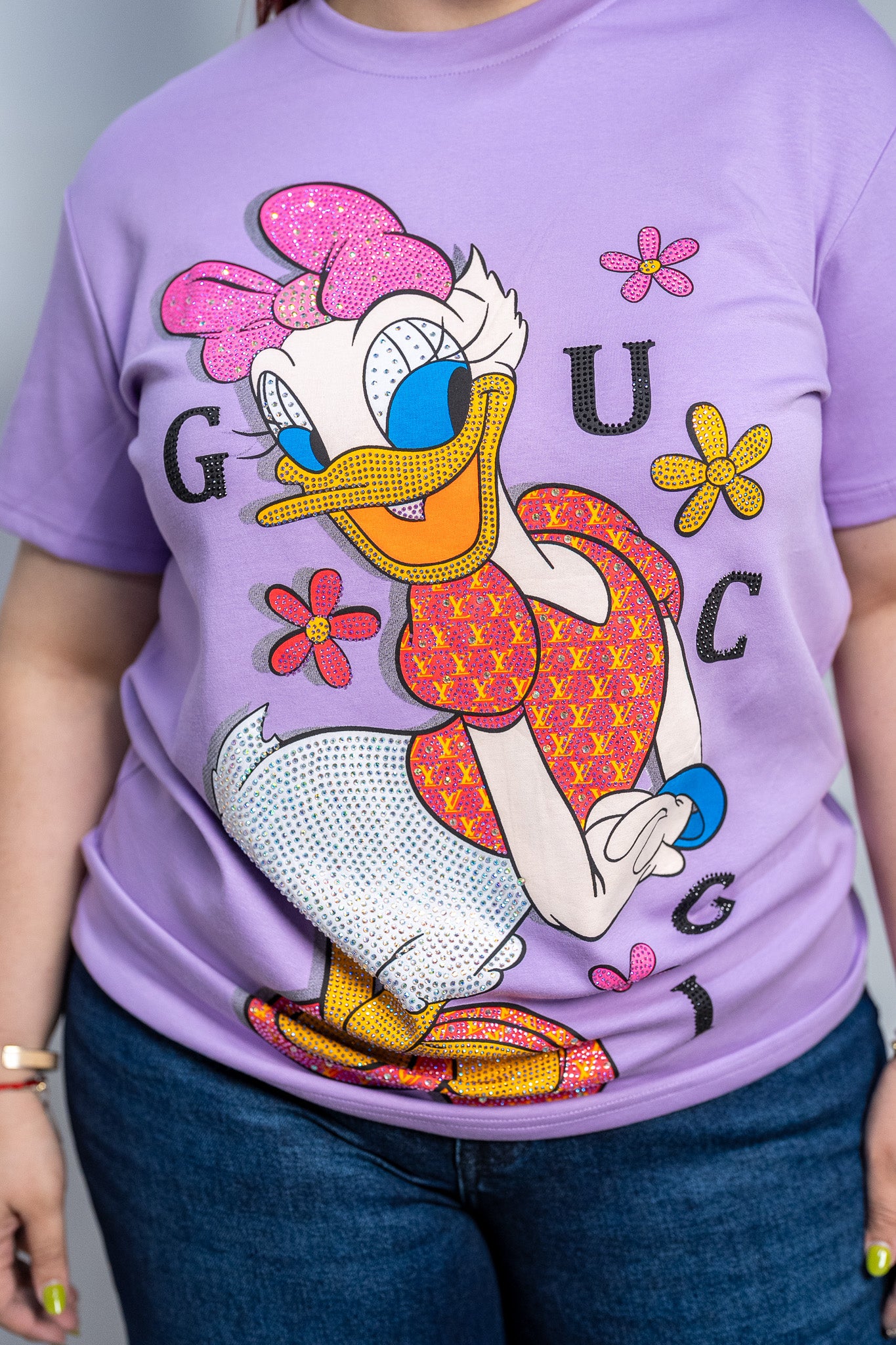 Playera Curvy Lila Daisy Duck con Pedrería Algodón Premium
