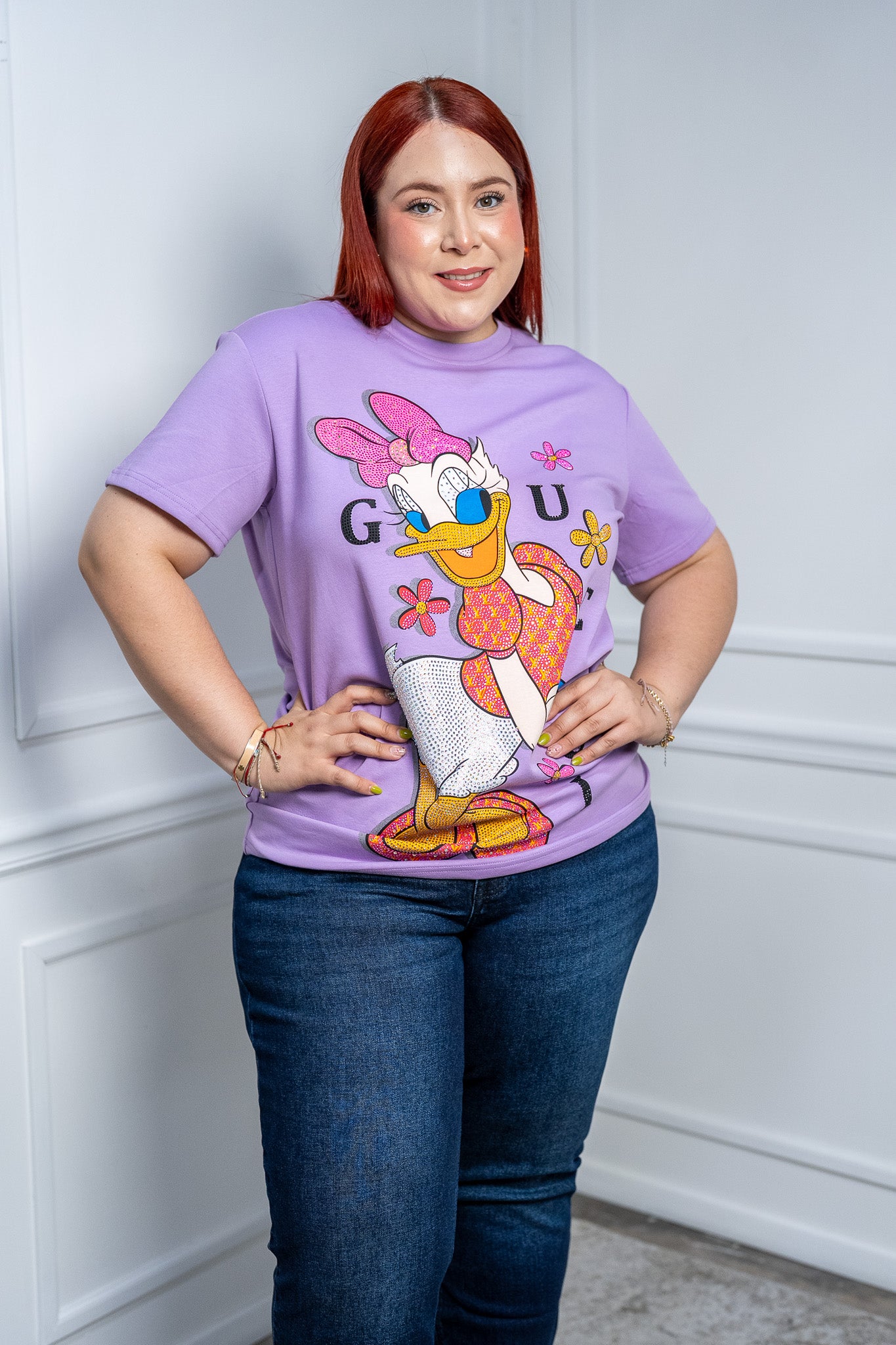 Playera Curvy Lila Daisy Duck con Pedrería Algodón Premium