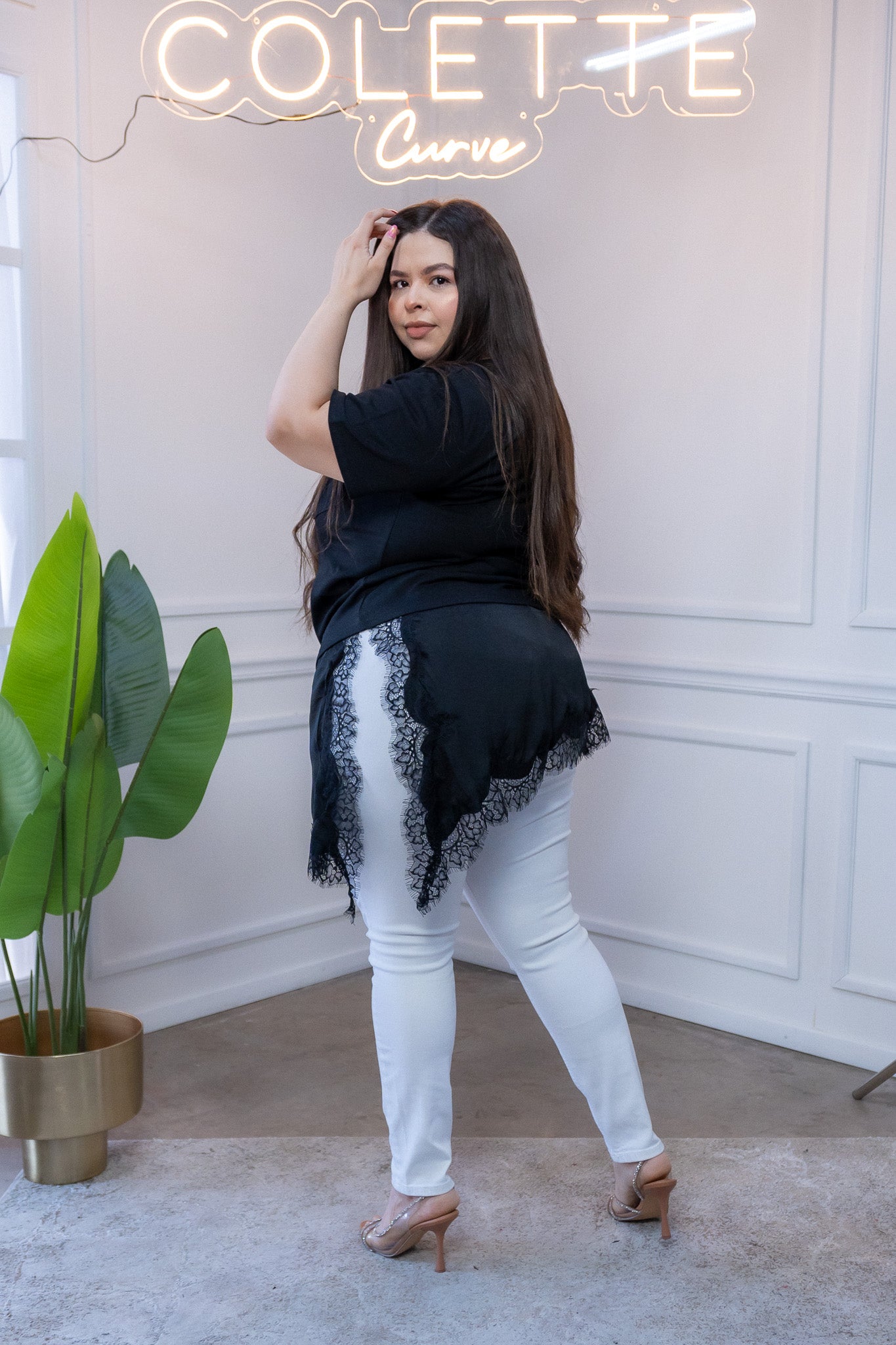 Blusa Curvy Algodón con Encaje Asimétrico Negro Casual Chic