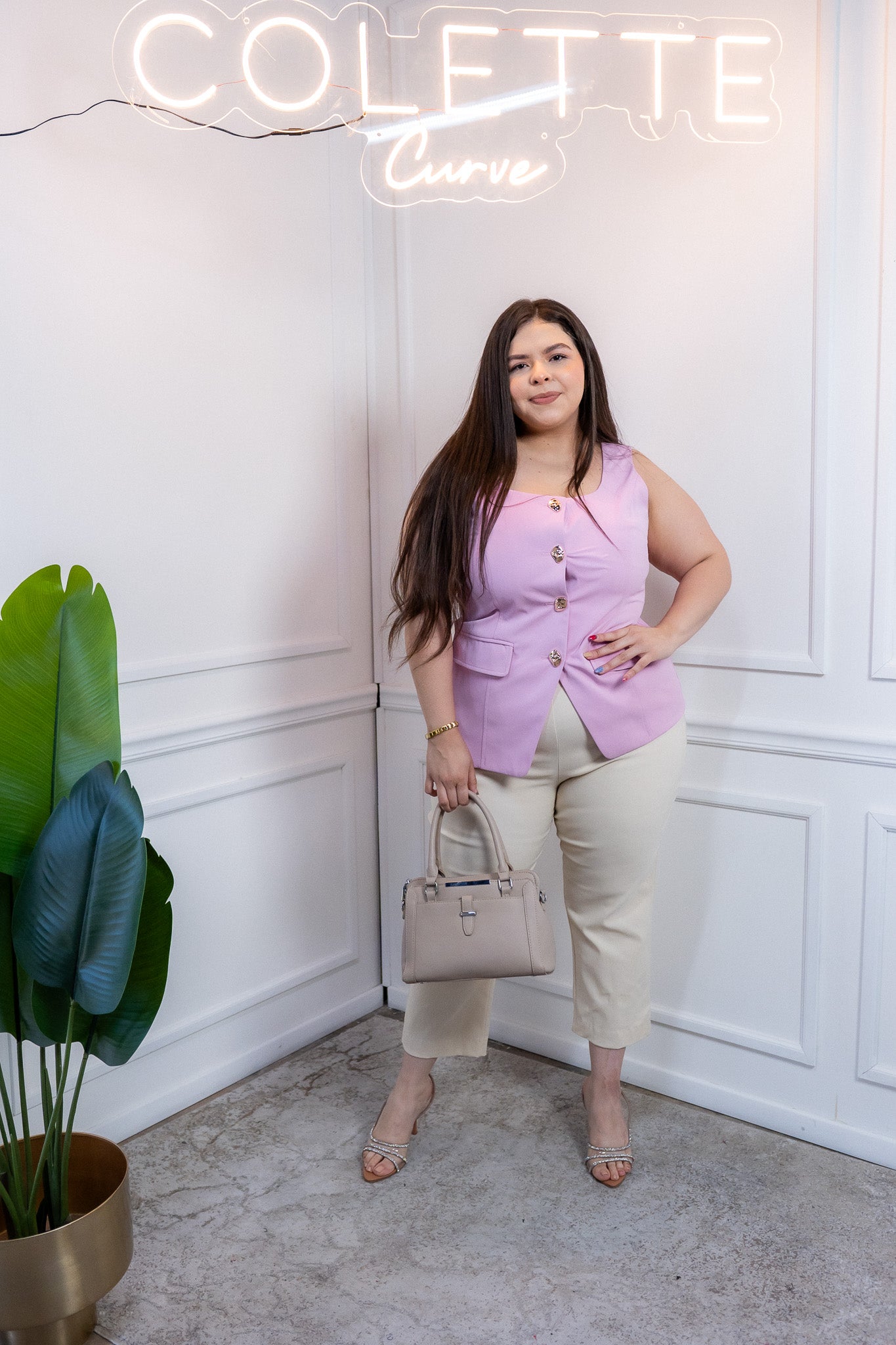 Chaleco Curvy Rosa con Botones Dorados y Bolsas Elegante