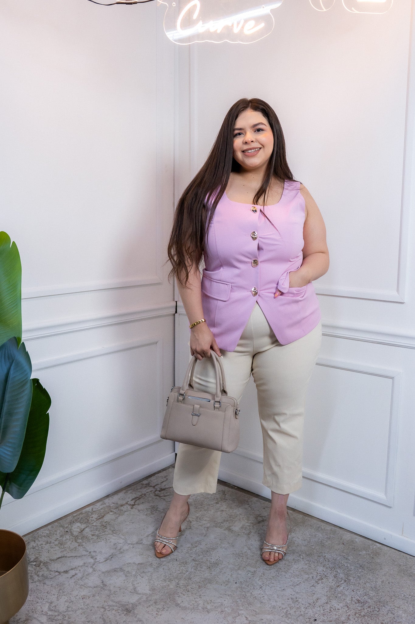 Chaleco Curvy Rosa con Botones Dorados y Bolsas Elegante