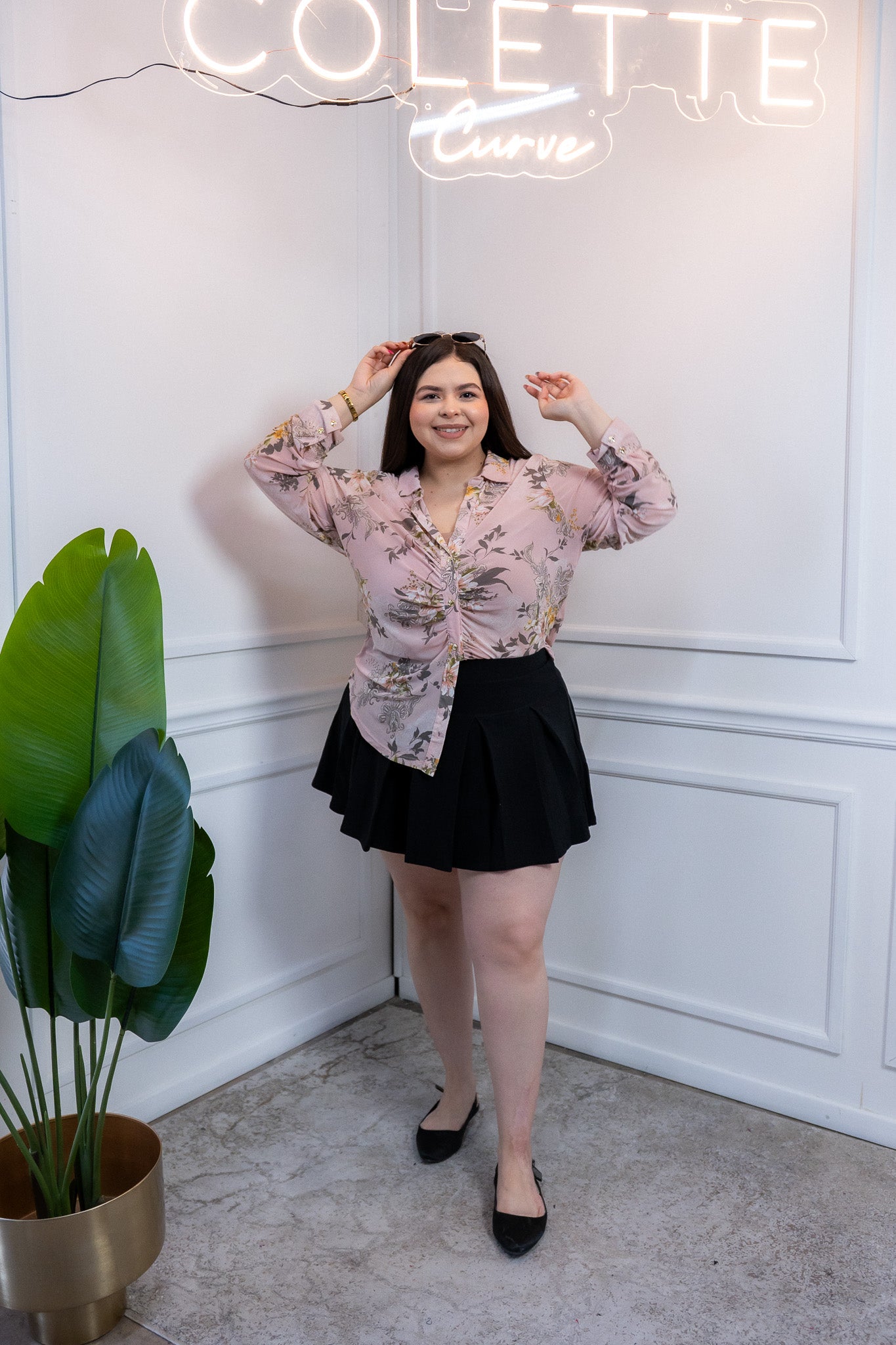 Modelo curvy usando falda deportiva tableada con short interno y stretch, talla extra plus size