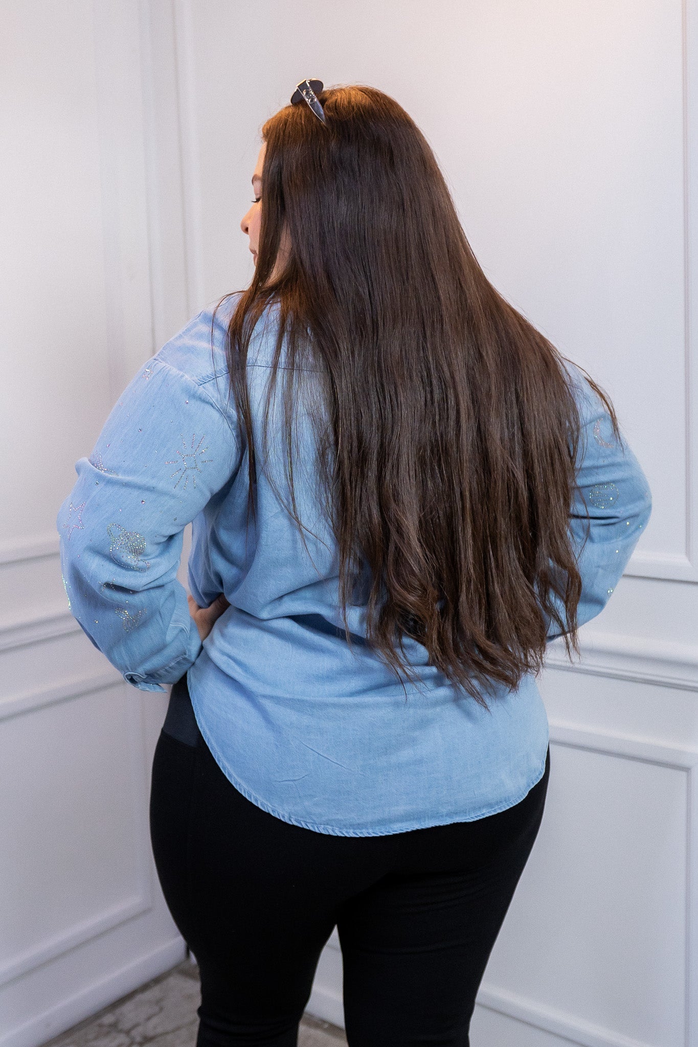 Camisa Curvy Mezclilla con Pedrería Botones Frontales Chic