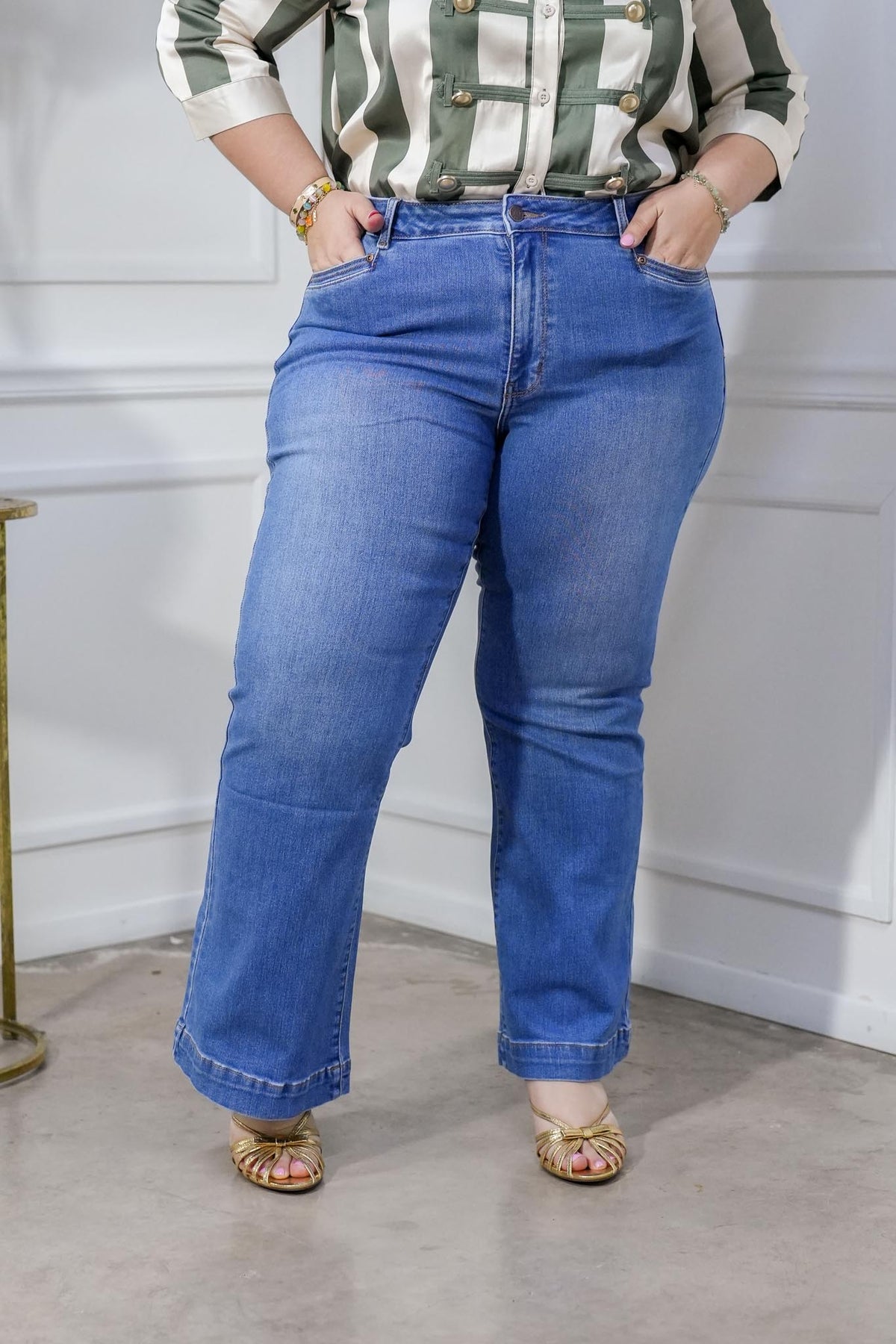 Jeans Curvy Campana Detalle Bolsa Oscuro
