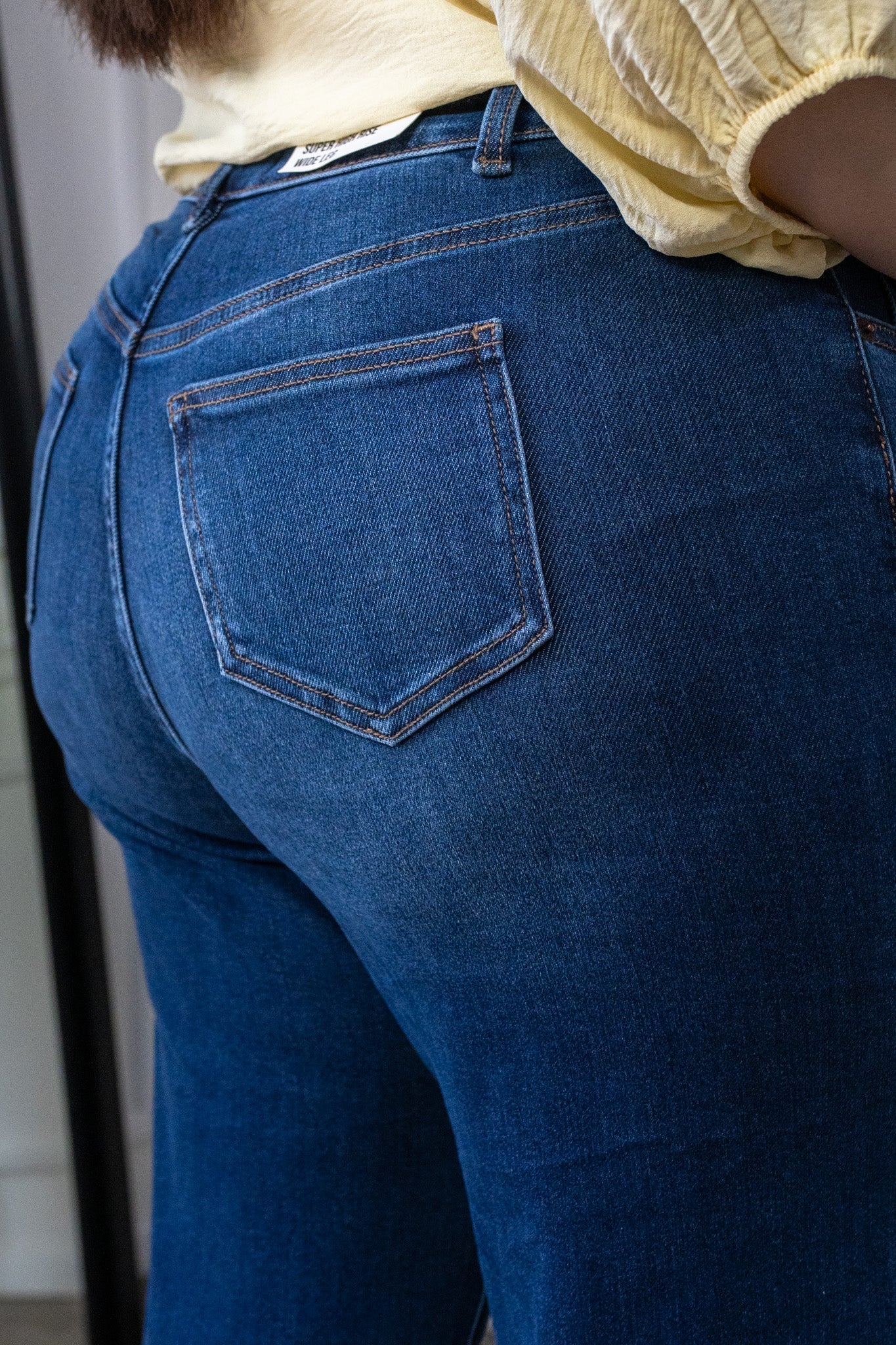 Modelo curvy usando Jeans Curvy Recto Crossover Oscuro, talla extra plus size
