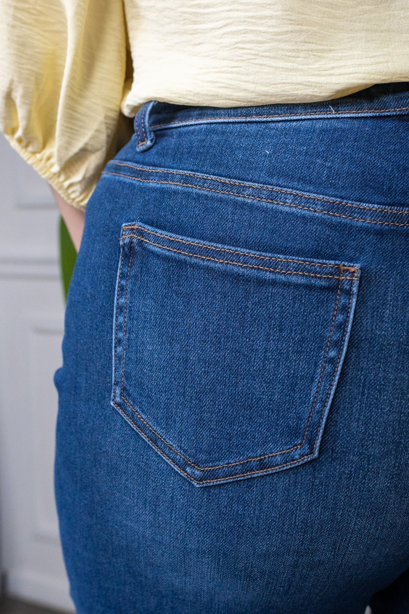 Modelo curvy usando Jeans Curvy Recto Crossover Oscuro, talla extra plus size