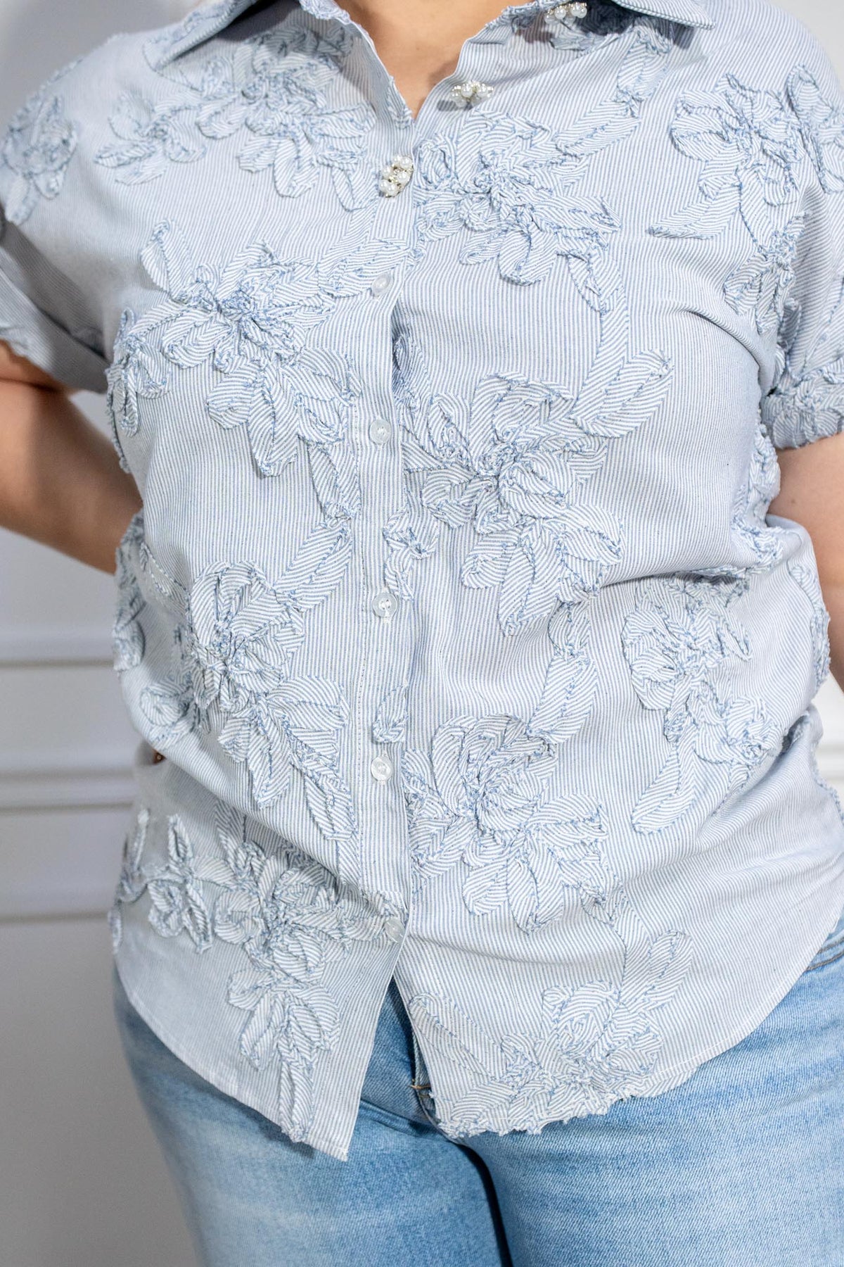 Camisa Curvy Flores en Relieve Azul Claro