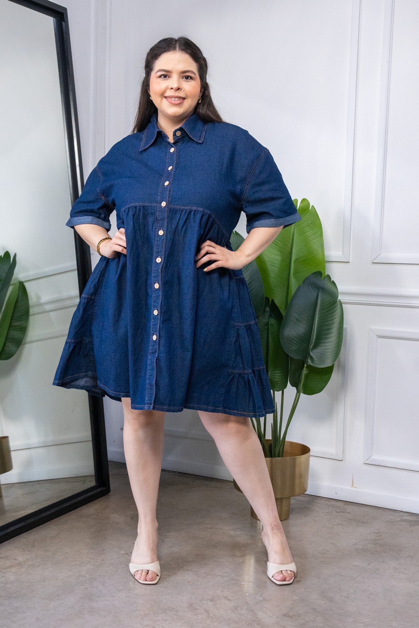 Modelo curvy usando Vestido Curvy Camisero Liso Denim Oscuro, talla extra plus size