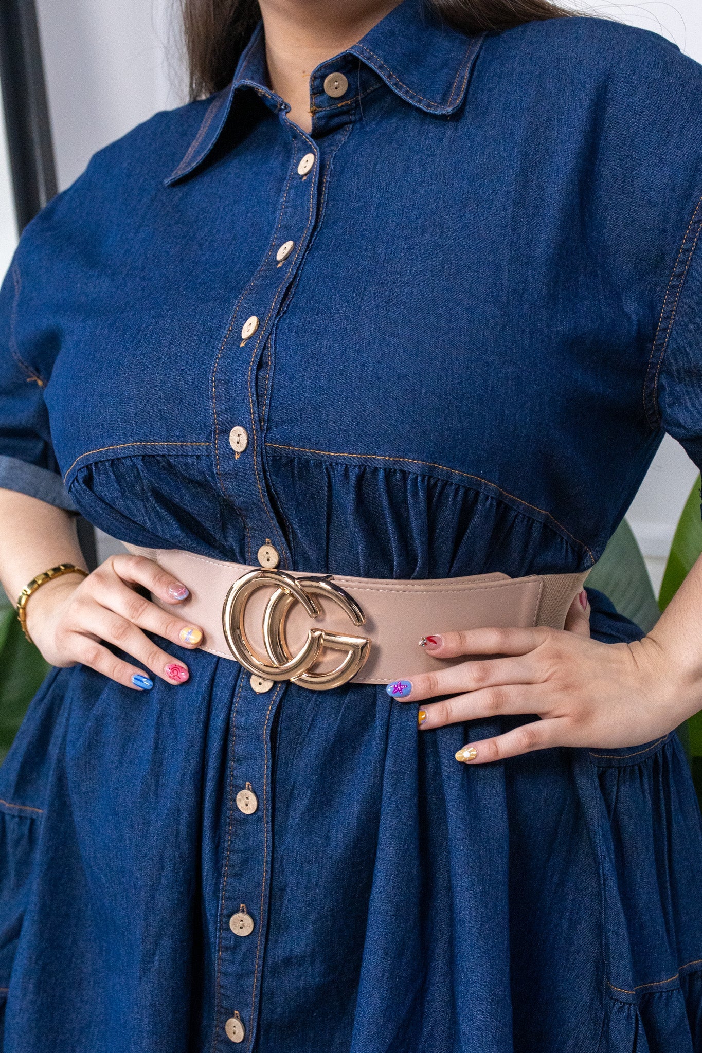 Modelo curvy usando Vestido Curvy Camisero Liso Denim Oscuro, talla extra plus size