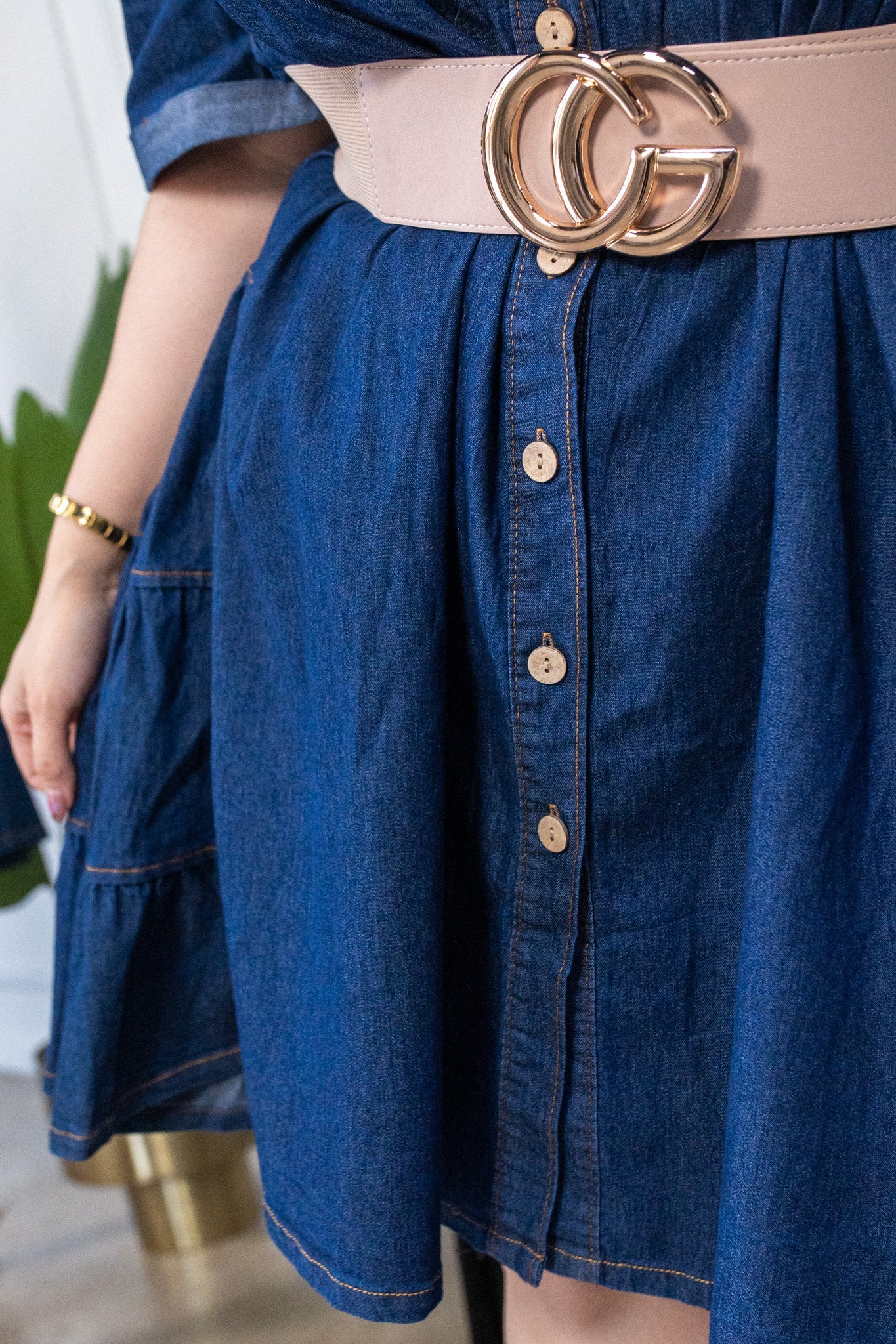 Modelo curvy usando Vestido Curvy Camisero Liso Denim Oscuro, talla extra plus size