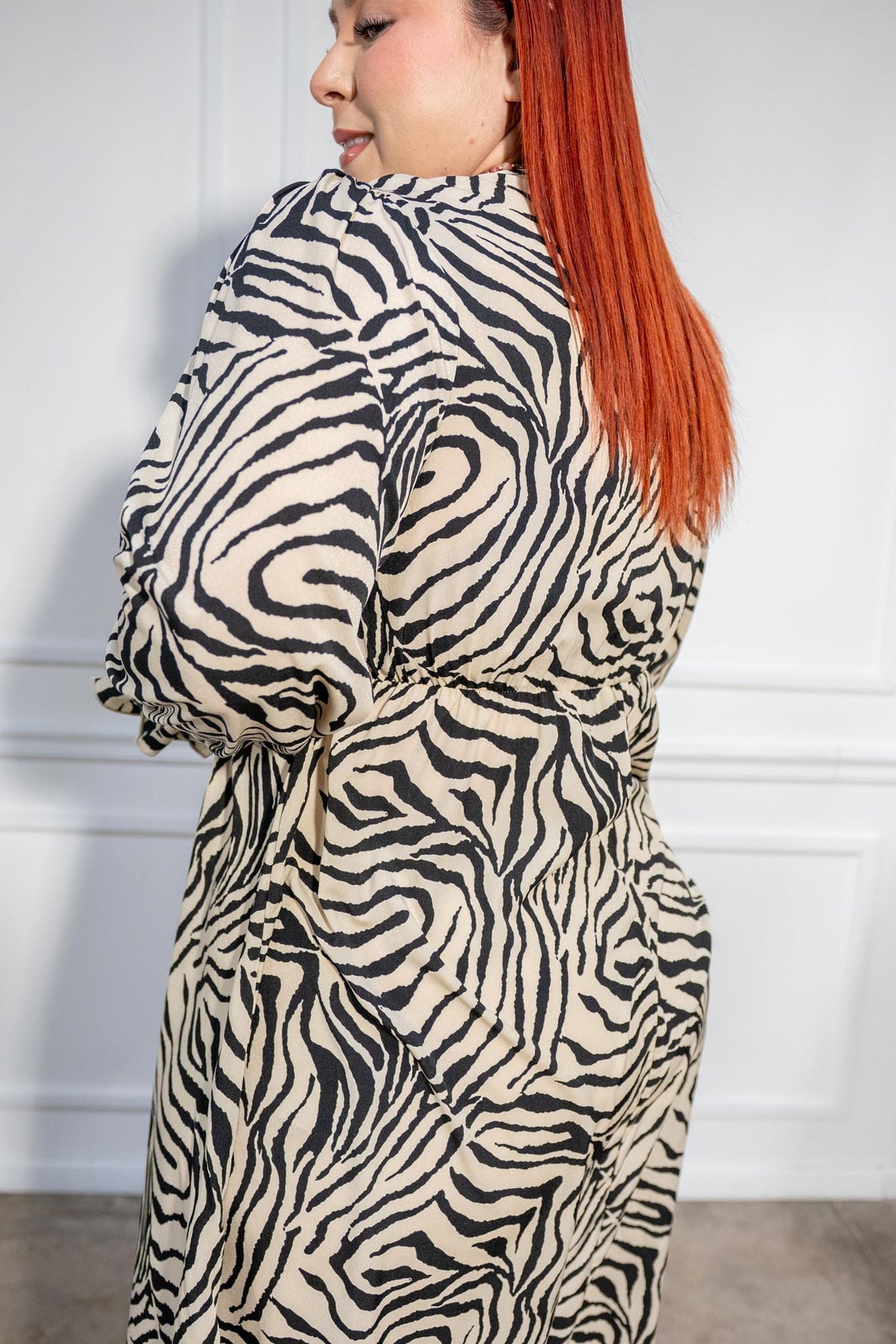 Vestido Curvy Midi Escote V Print Cebra Beige