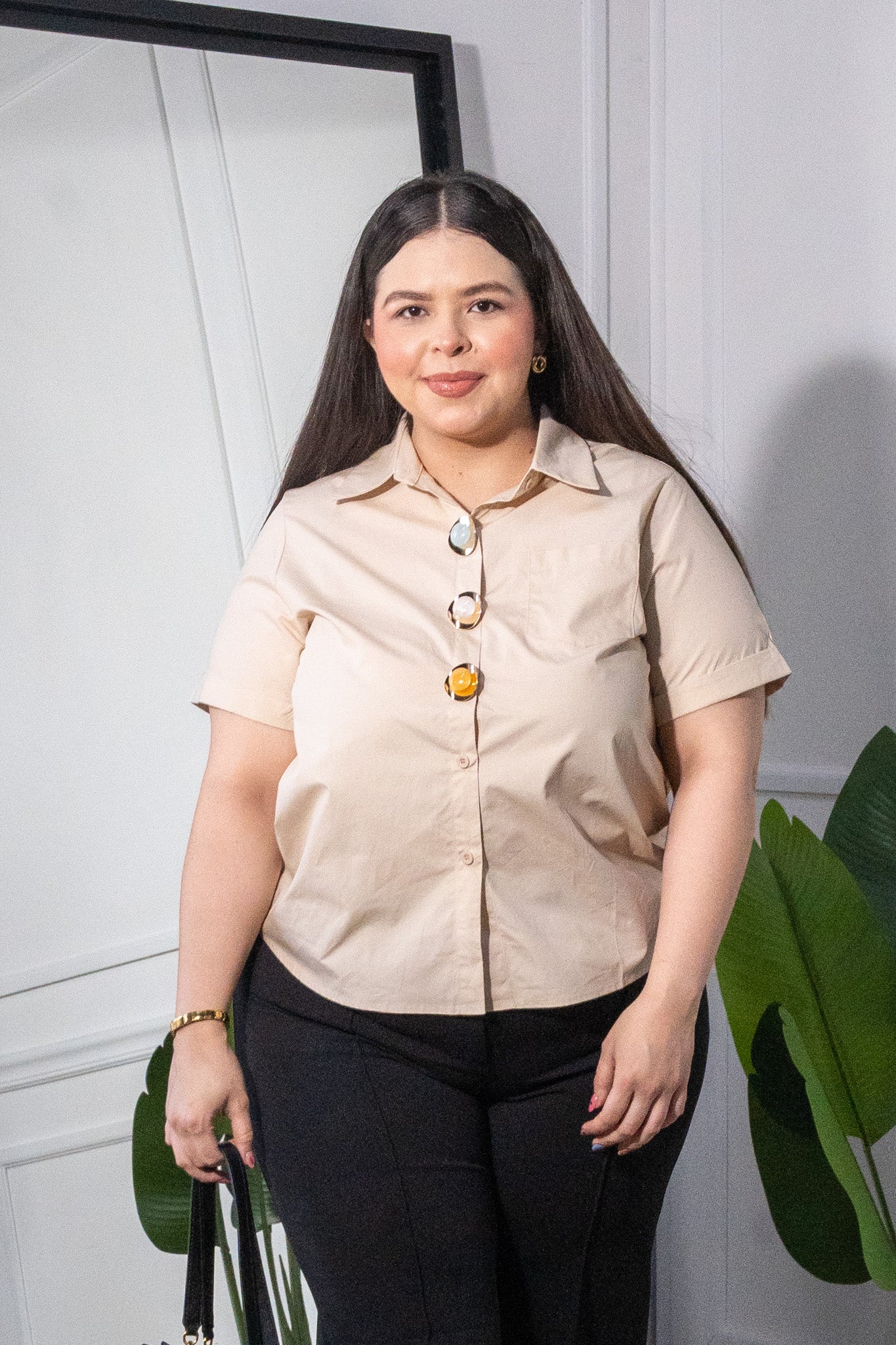 Modelo curvy usando Camisa Curvy con Detalle Botones Beige, talla extra plus size