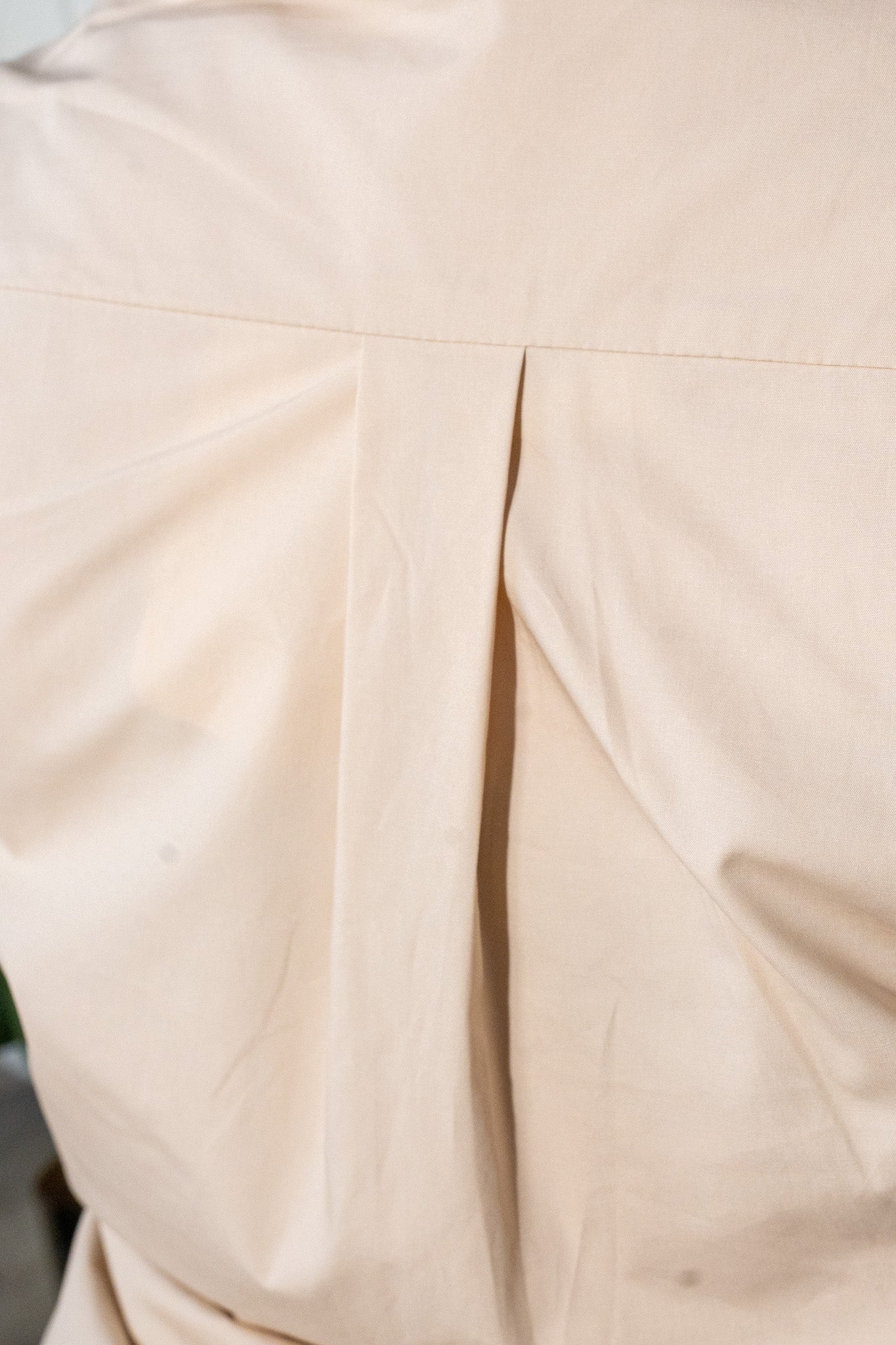 Modelo curvy usando Camisa Curvy con Detalle Botones Beige, talla extra plus size