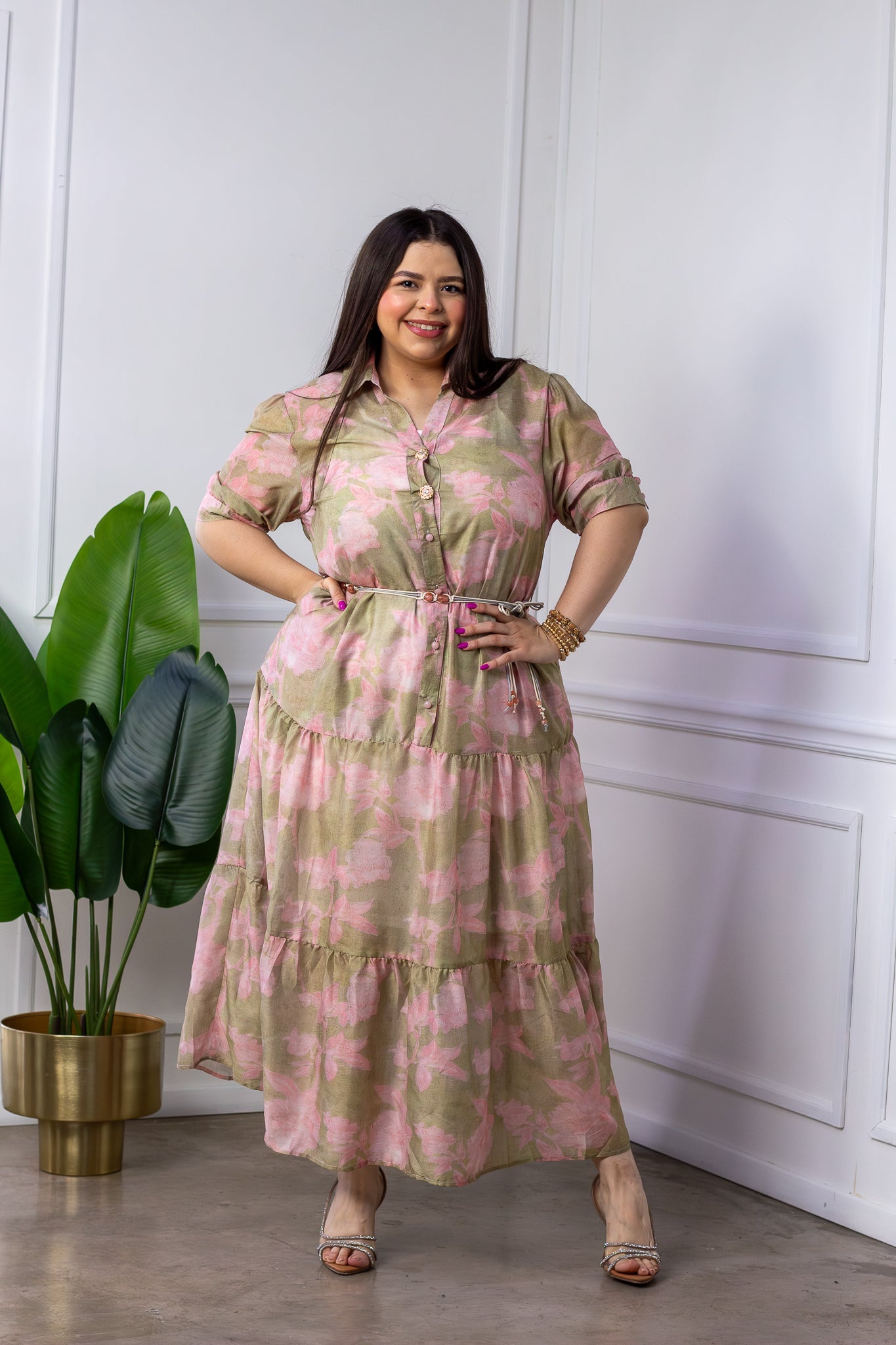Modelo curvy usando maxi vestido camisero floral rosa y verde olivo con falda escalonada y mangas abullonadas, talla extra plus size