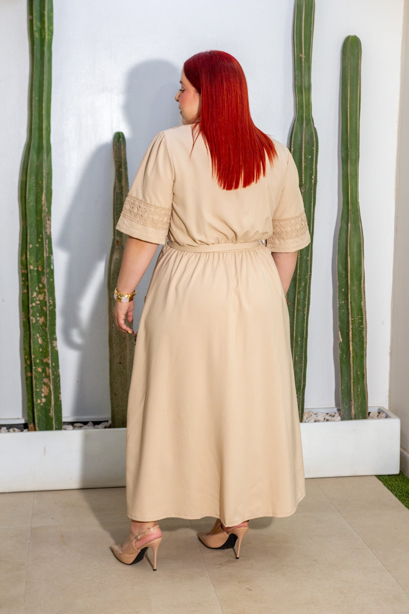 Vestido Cami Curvy Bordado Beige look