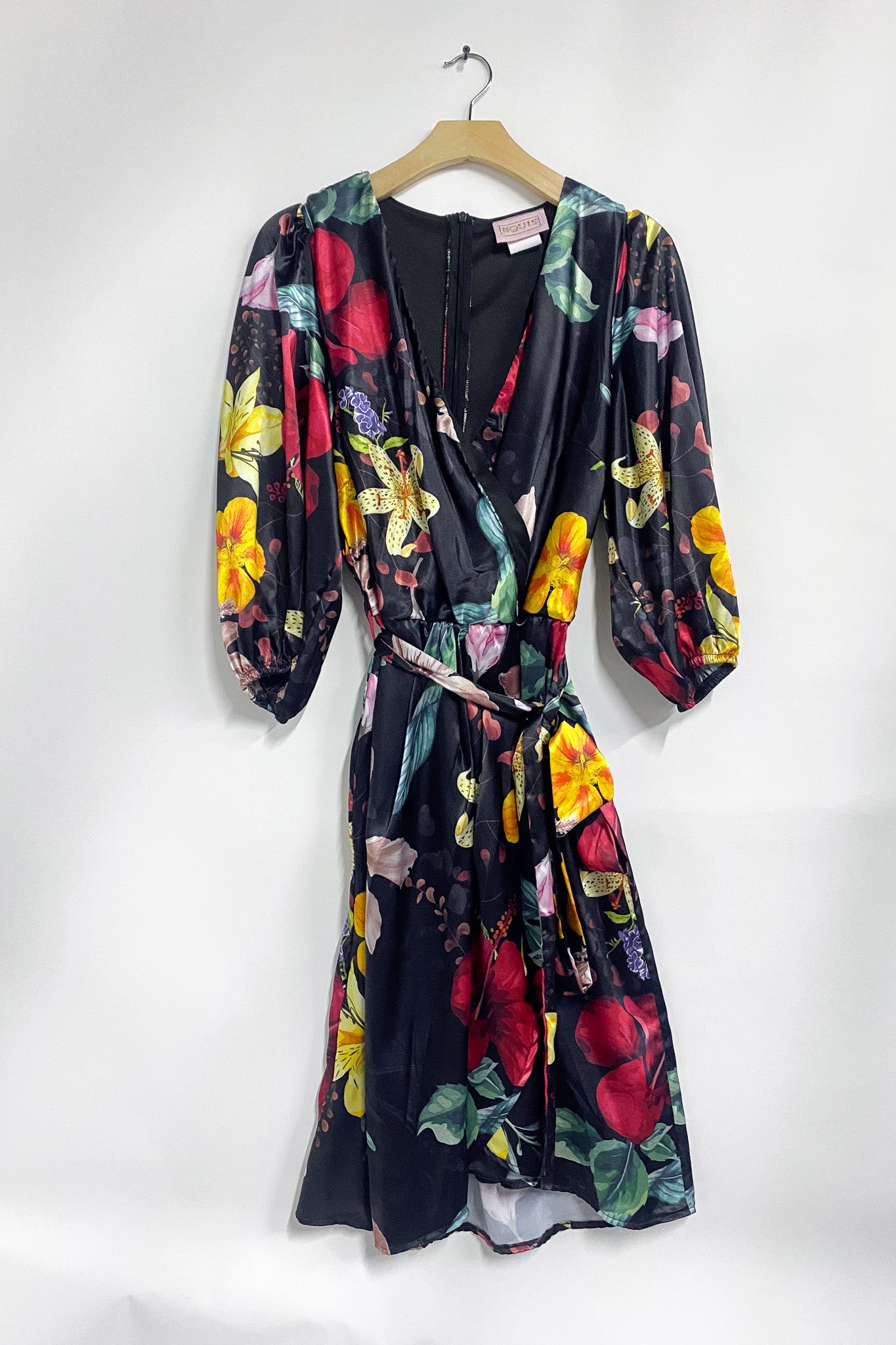Vestido Satín Curvy Cruzado Floral Negro