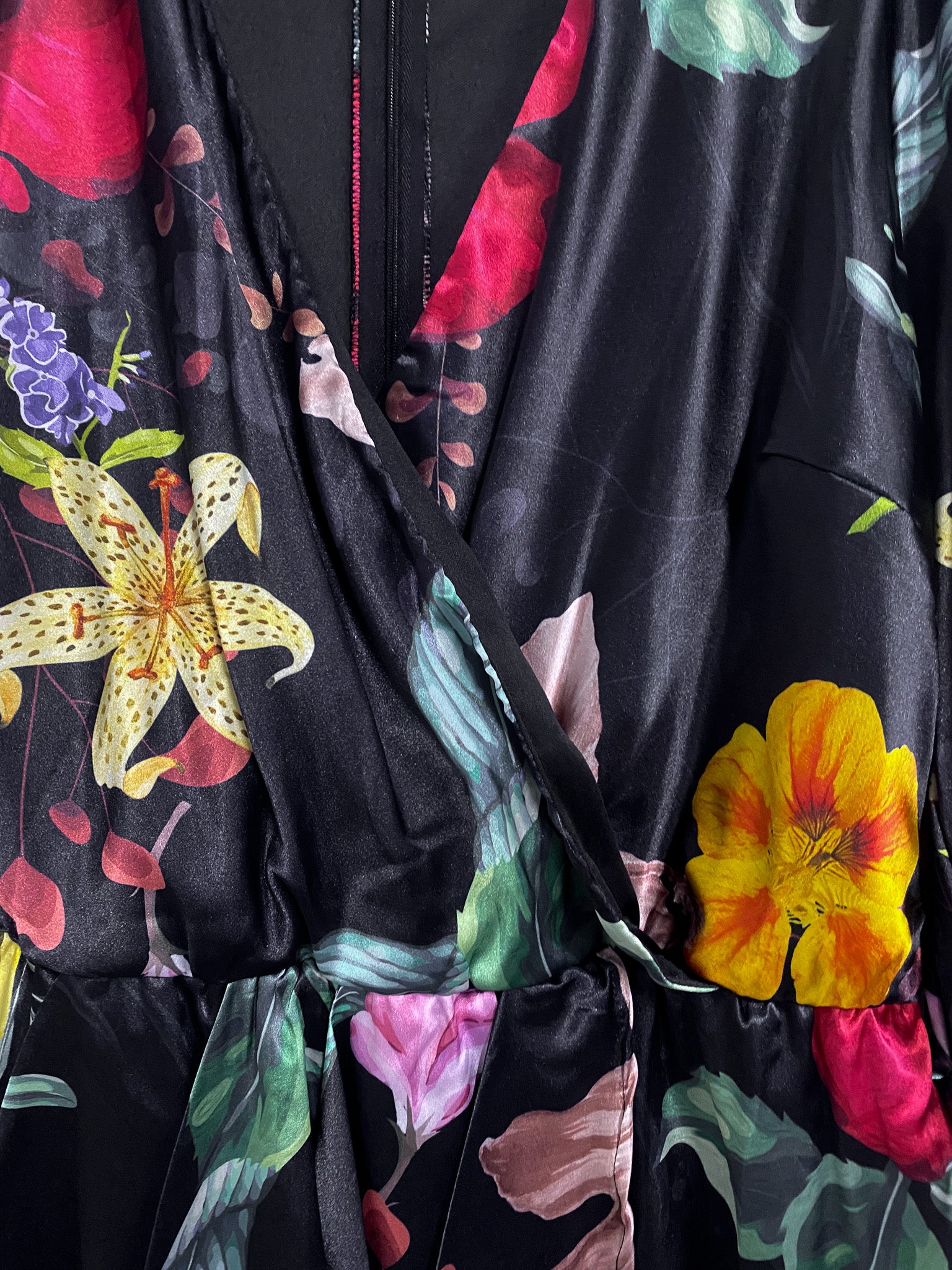 Vestido Satín Curvy Cruzado Floral Negro