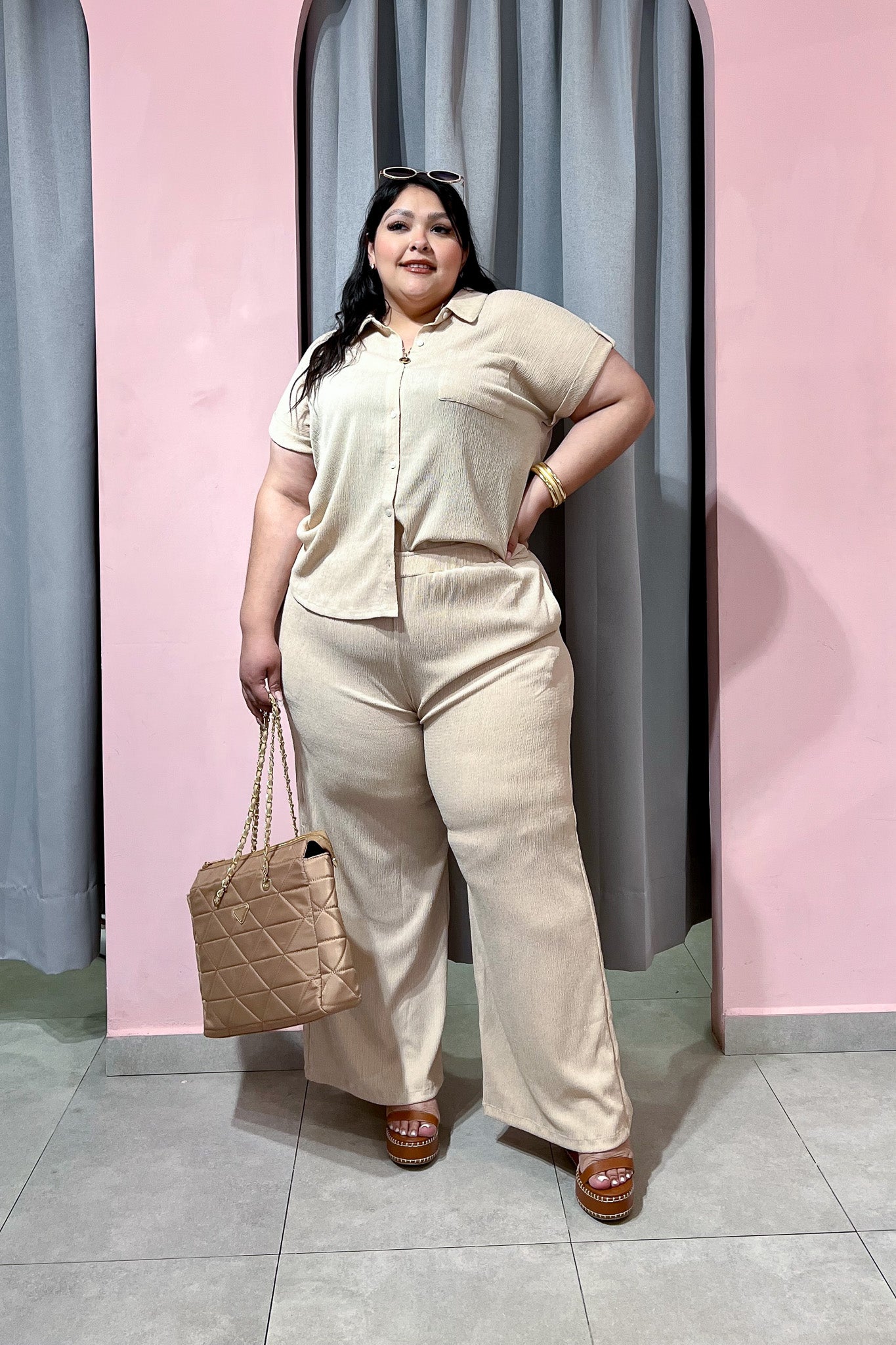 Conjunto Curvy Beige Tela Corrugada Camisa y Palazzo Atemporal