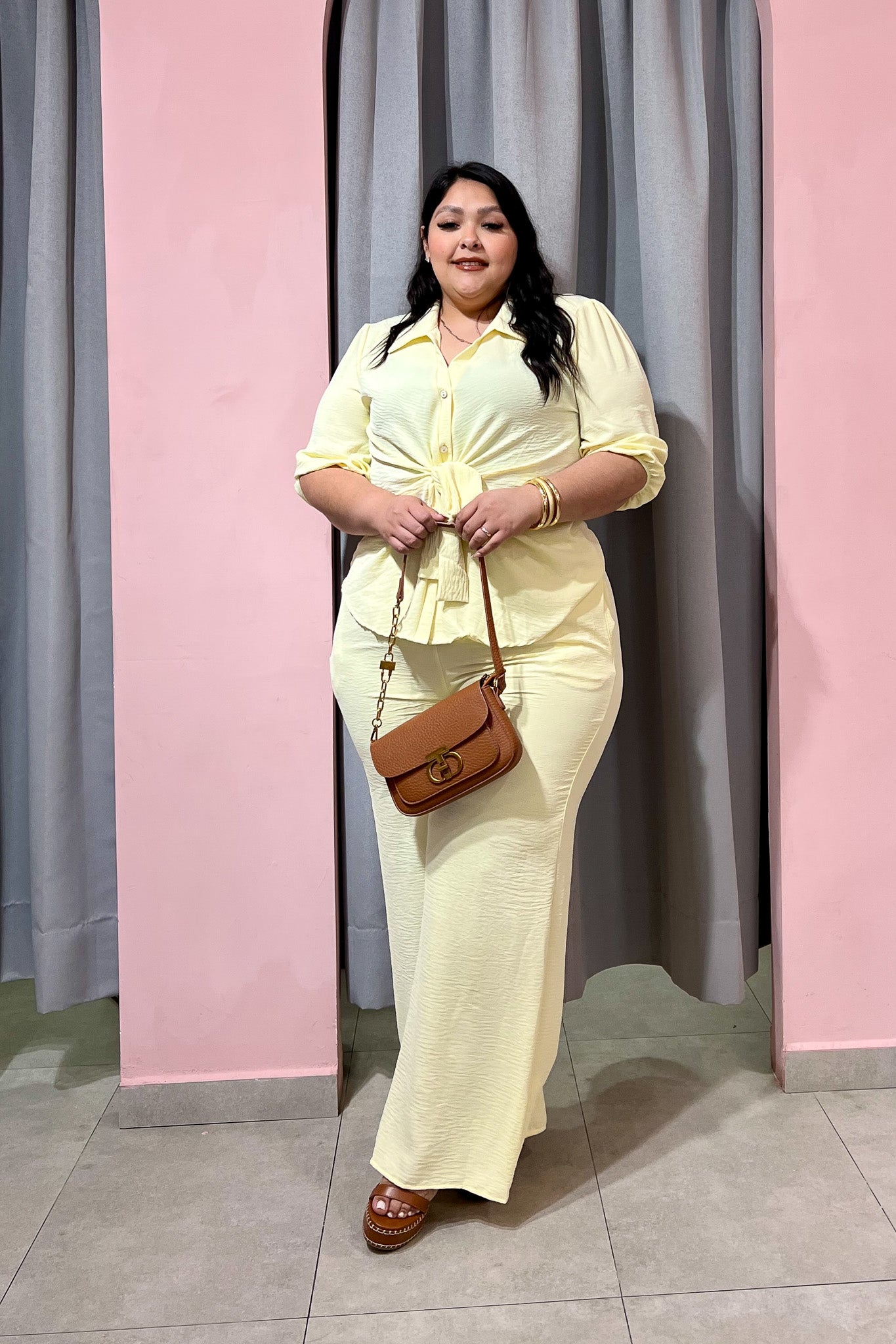 Conjunto Curvy Amarillo Blusa con Nudo y Palazzo Vibrante