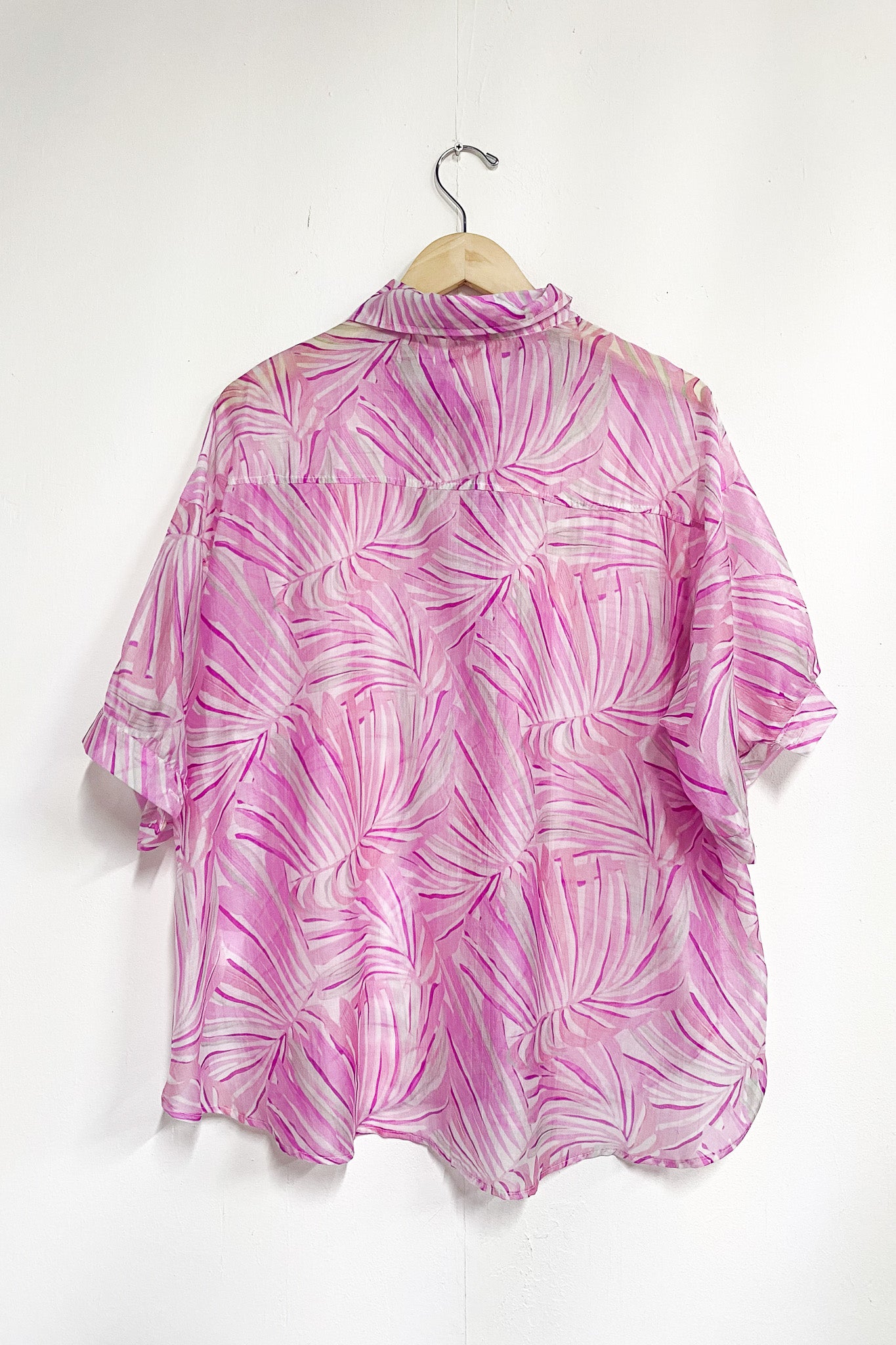 Camisa olgada de gasa estampada floral ligera y fresca.