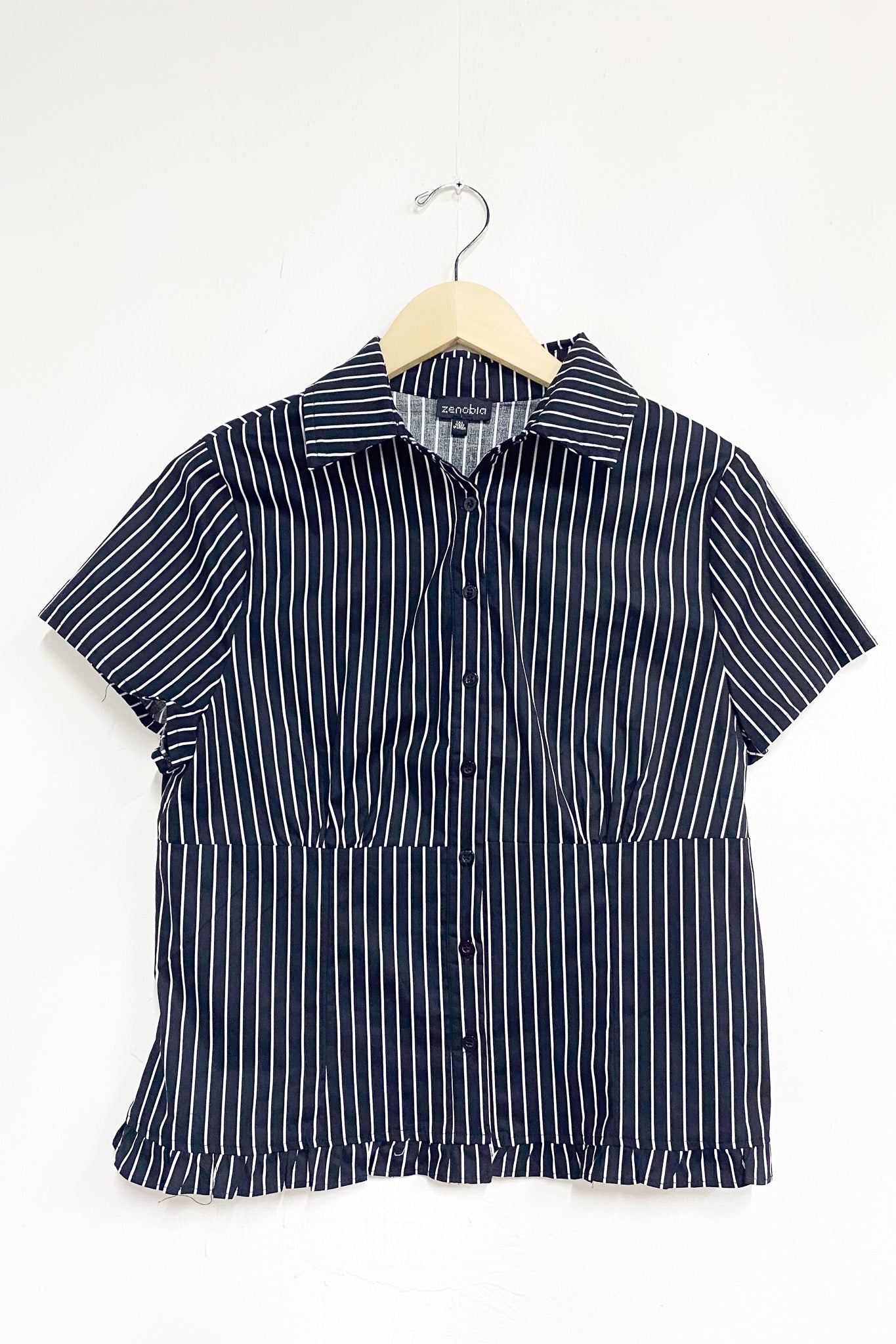 Camisa con rayas y elástico atrás para un look de oficina chic.